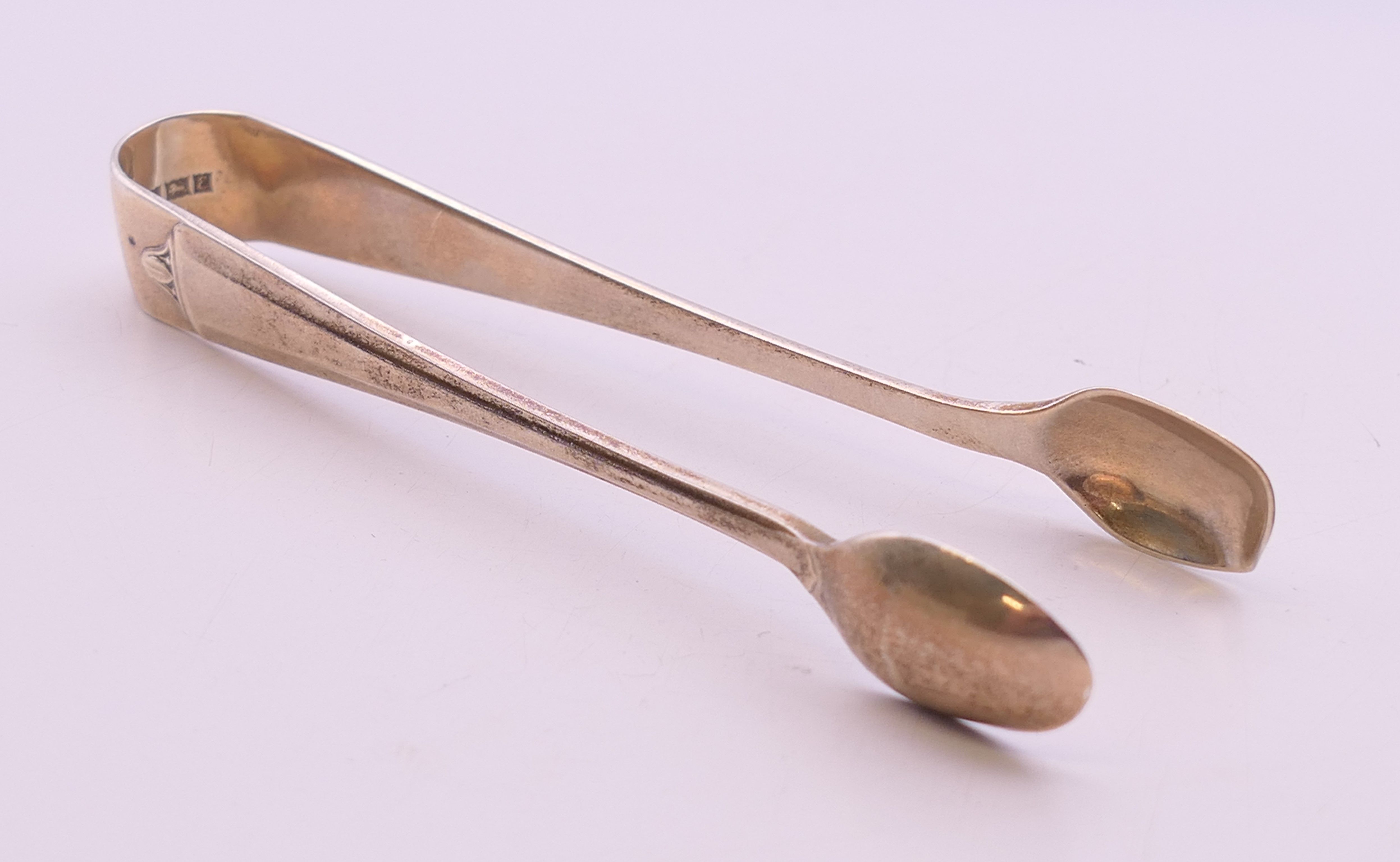 Four silver sugar tongs. The largest 10.5 cm long. 75.4 grammes. - Image 10 of 12