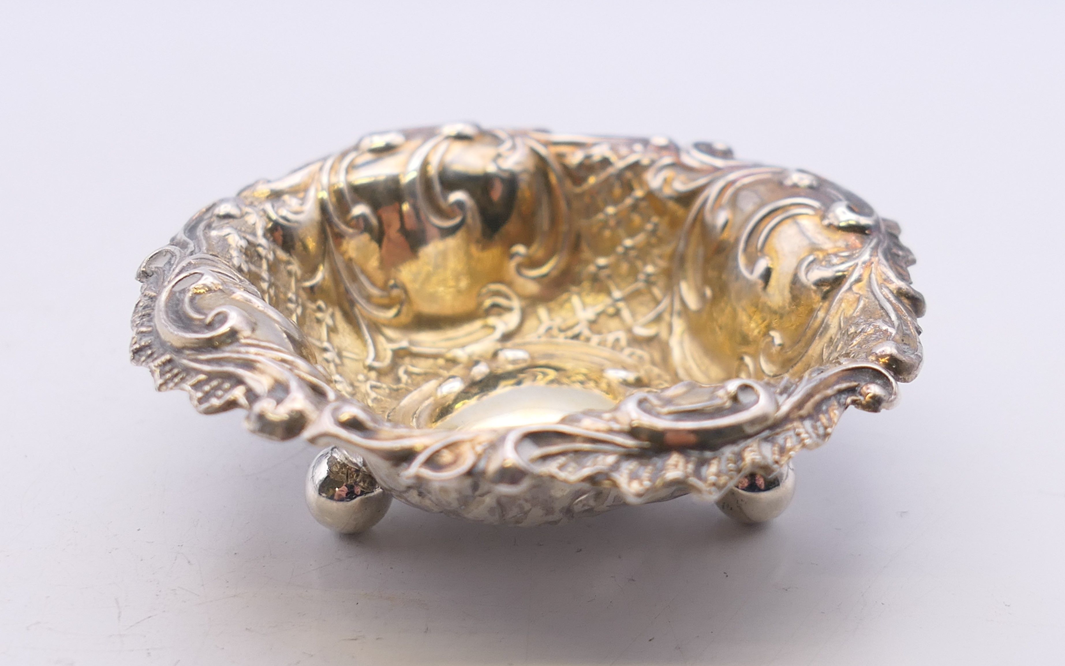 A pair of embossed silver gilt salts. 6 cm diameter. 25 grammes. - Image 2 of 6