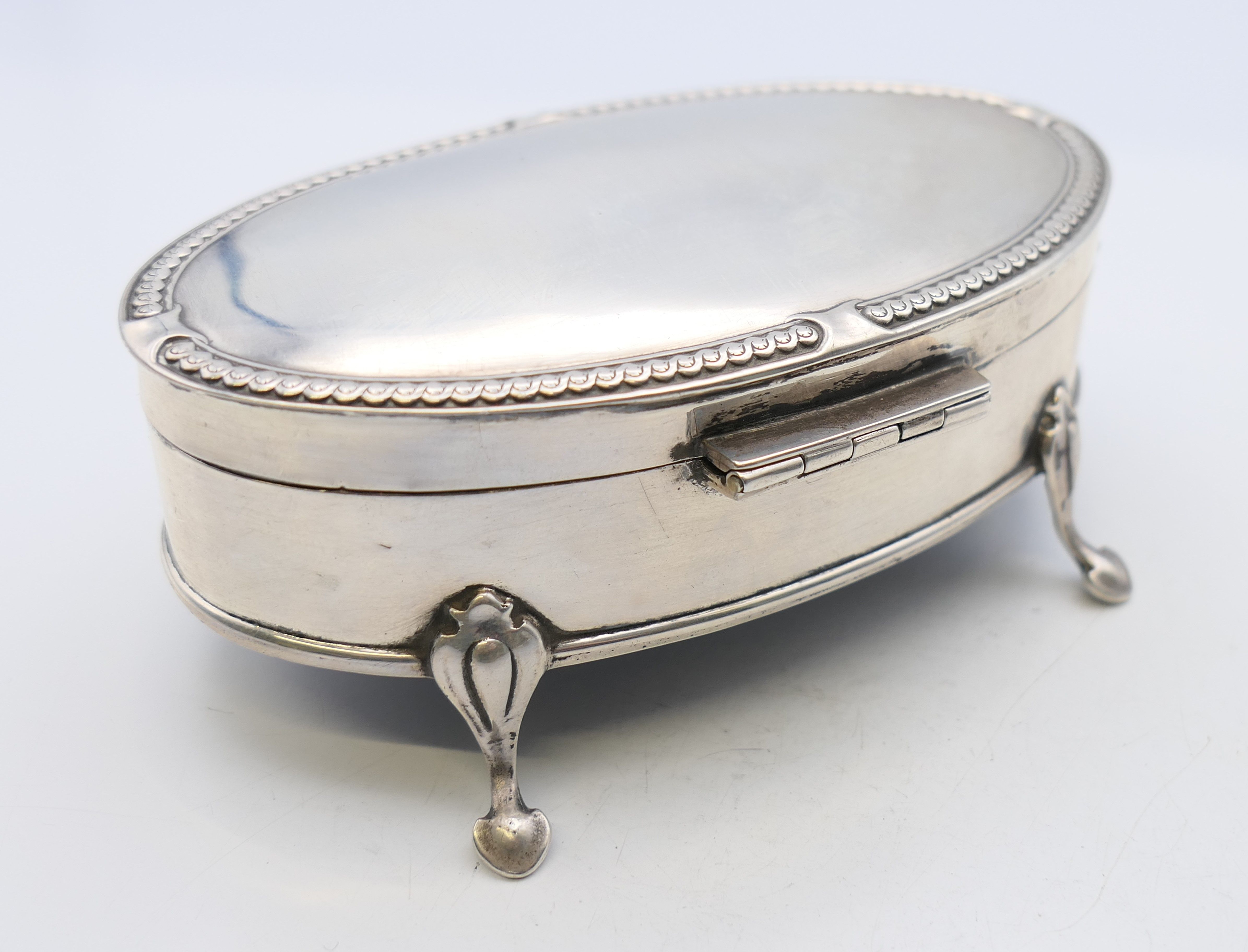 A silver trinket box, hallmarked for Birmingham 1917. 11 cm x 6.5 cm. - Image 11 of 11