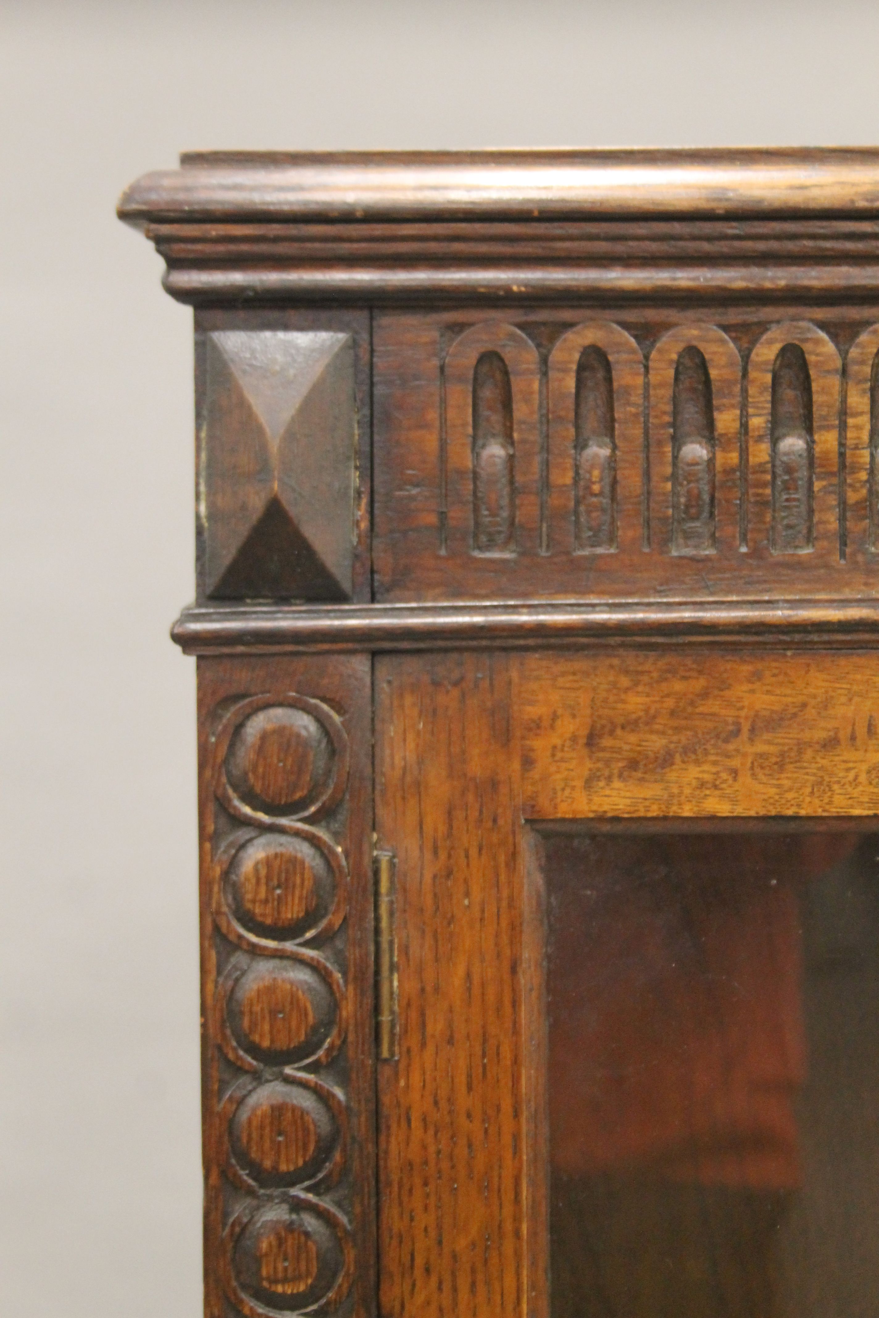 An early 20th century carved oak two door glazed barley twist cabinet. 105 cm wide. - Image 4 of 5