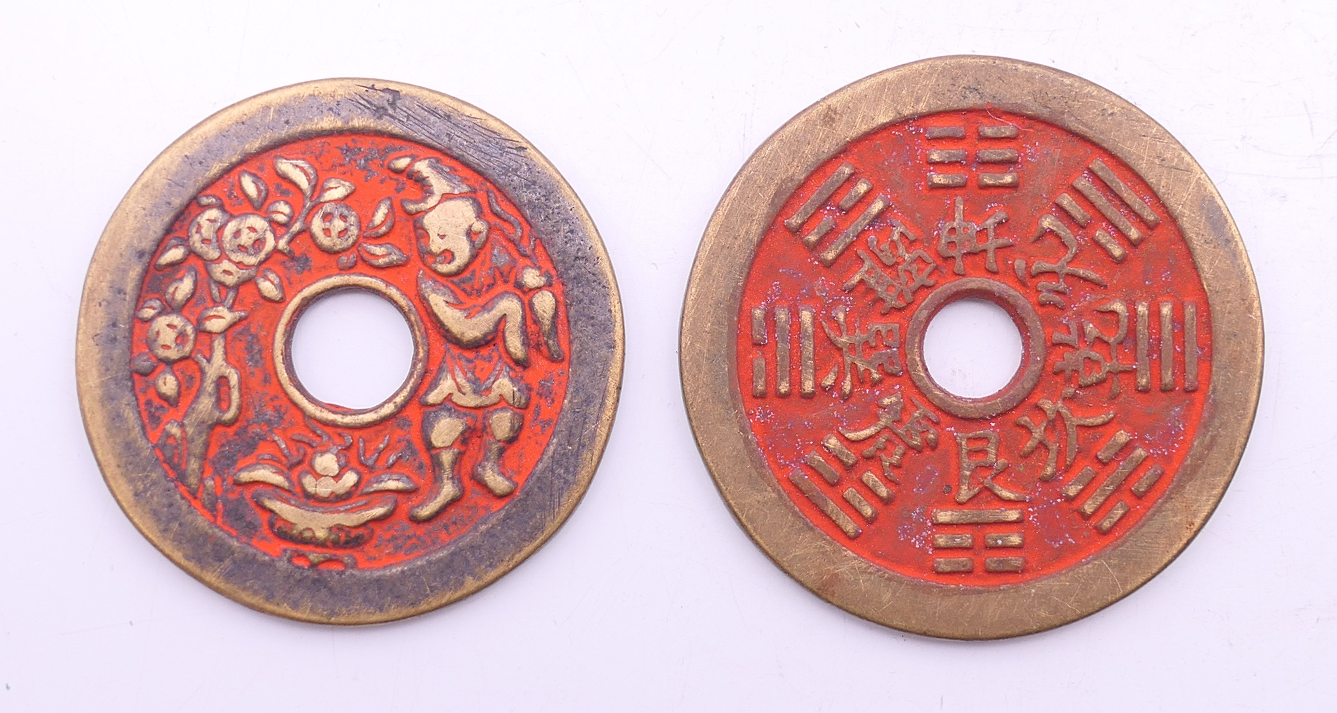 A quantity of Chinese coins. The largest 4.5 cm diameter. - Image 3 of 5