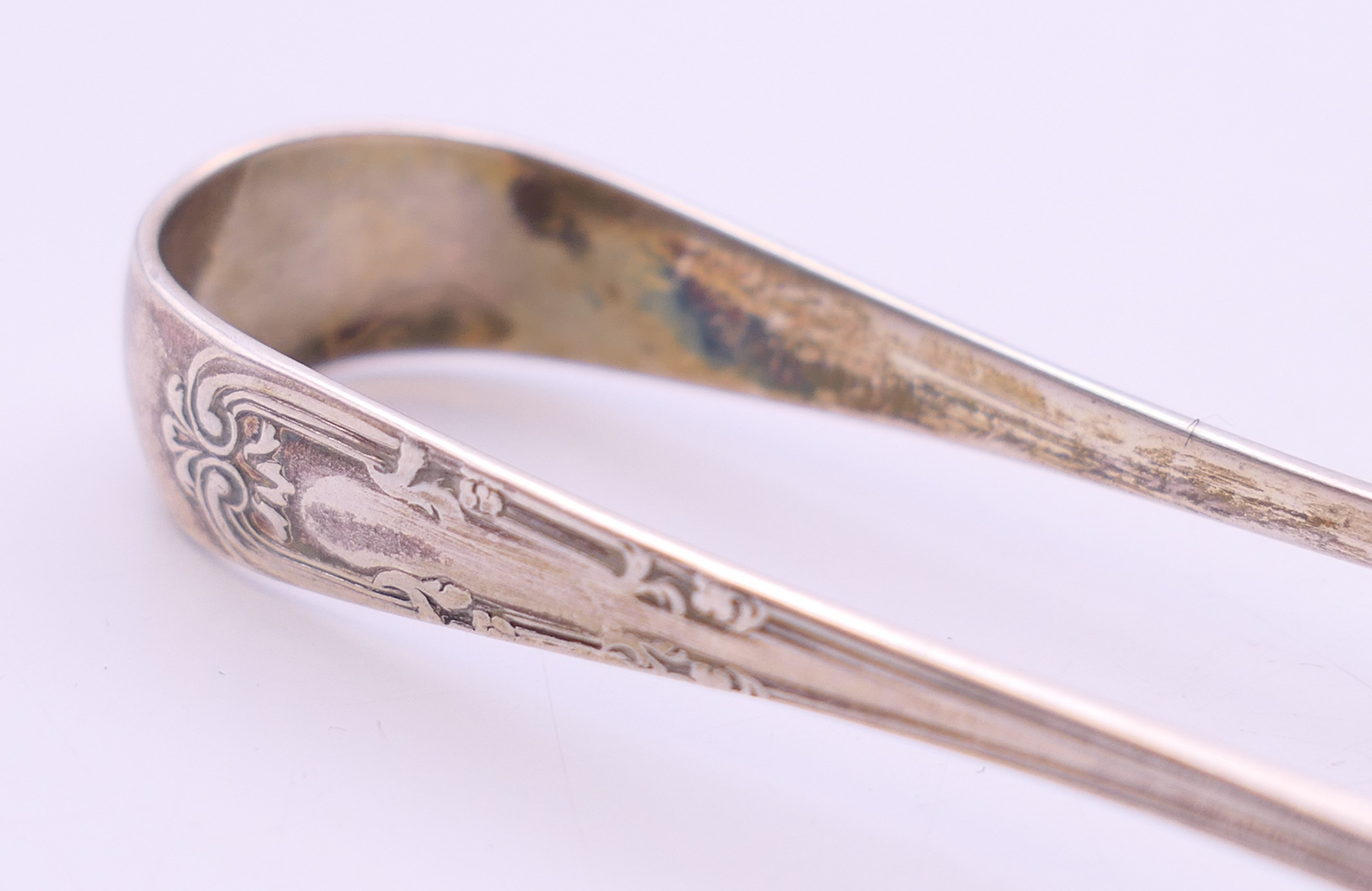 Four silver sugar tongs. The largest 10.5 cm long. 75.4 grammes. - Image 3 of 12