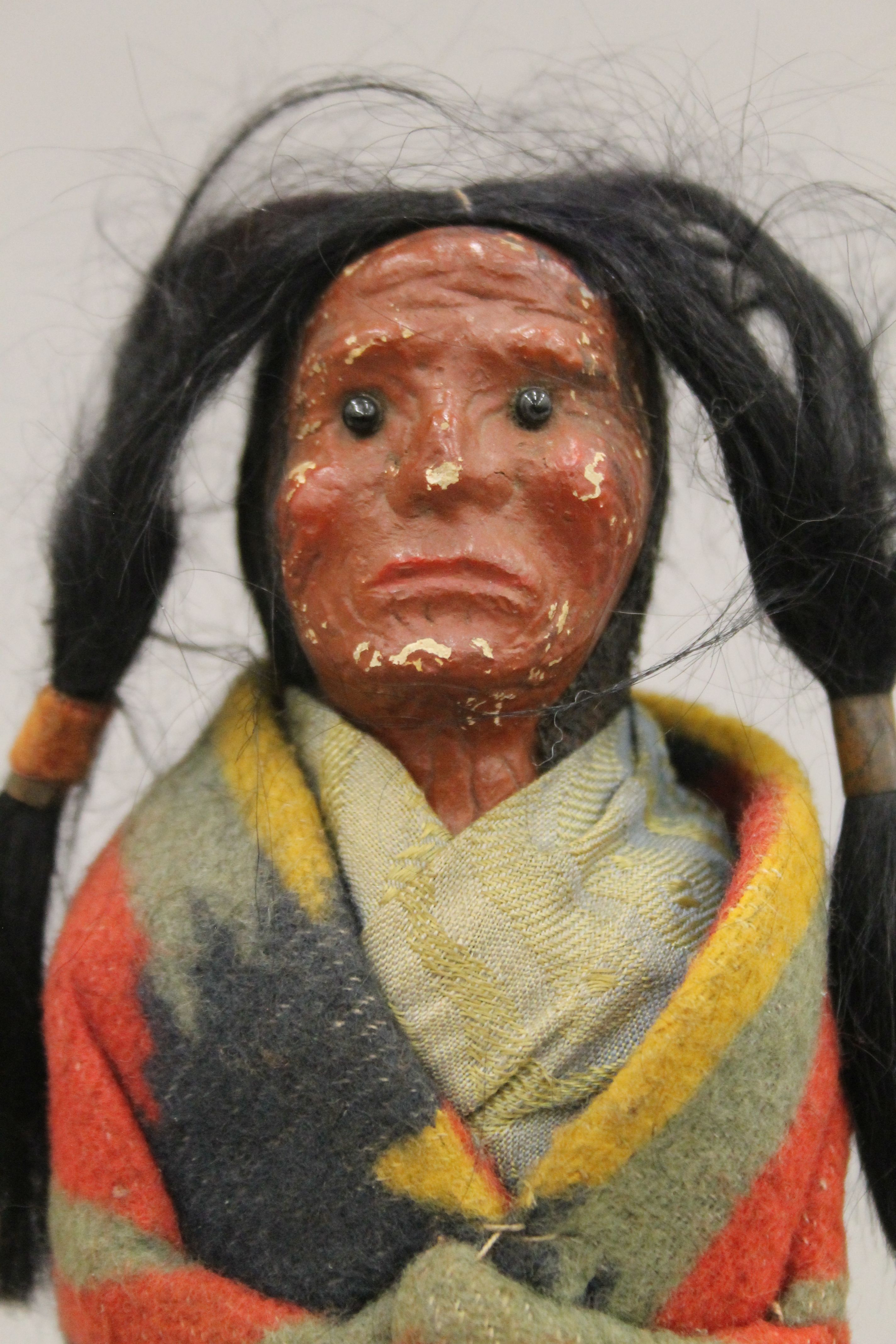 A Native American doll and a quantity of beadwork. The former 23 cm high. - Image 4 of 6