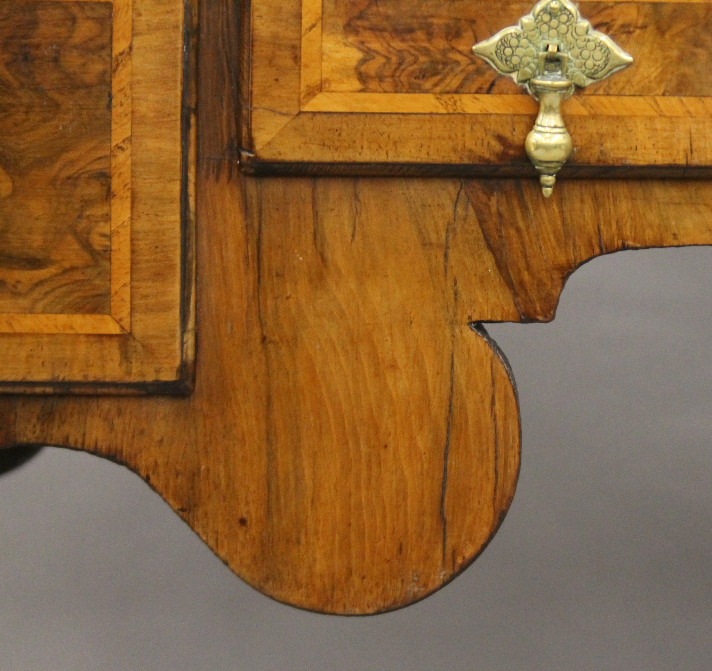 A Georgian walnut dressing table. 107.5 cm wide. - Image 11 of 11