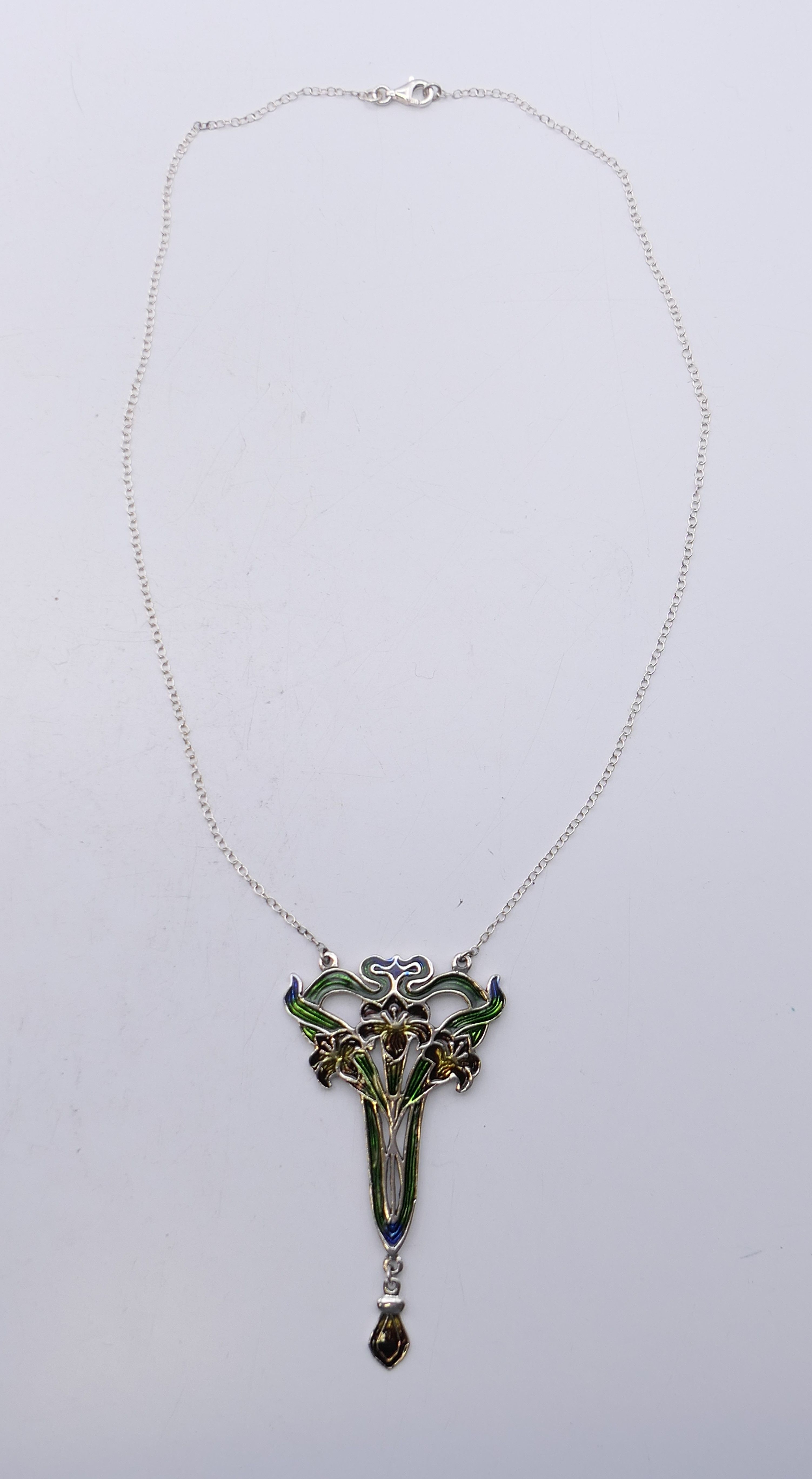 An Art Nouveau-style silver pendant on chain. The pendant 7.5 cm high. - Image 2 of 5