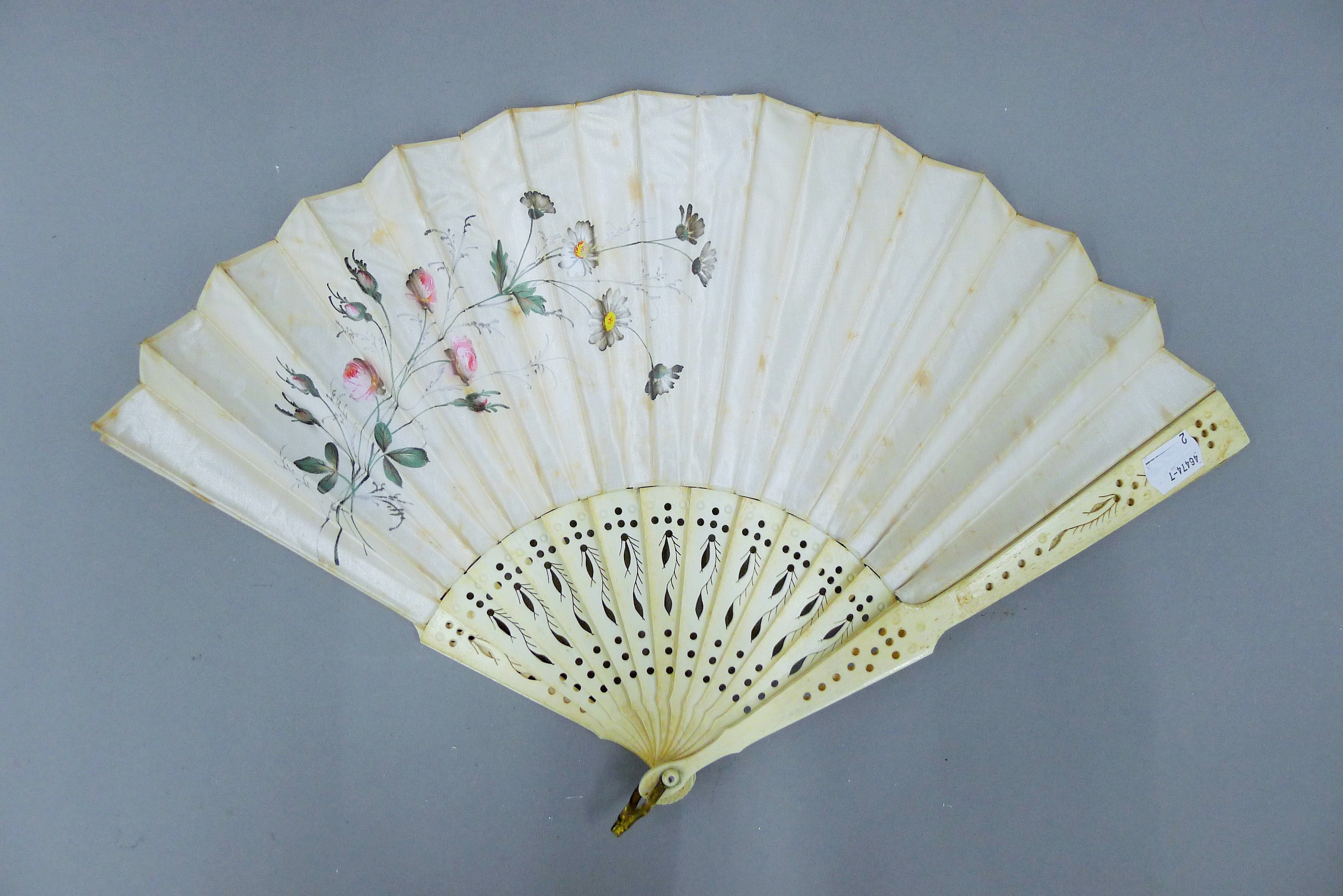 A quantity of vintage fans. The largest 34 cm long. - Image 6 of 11
