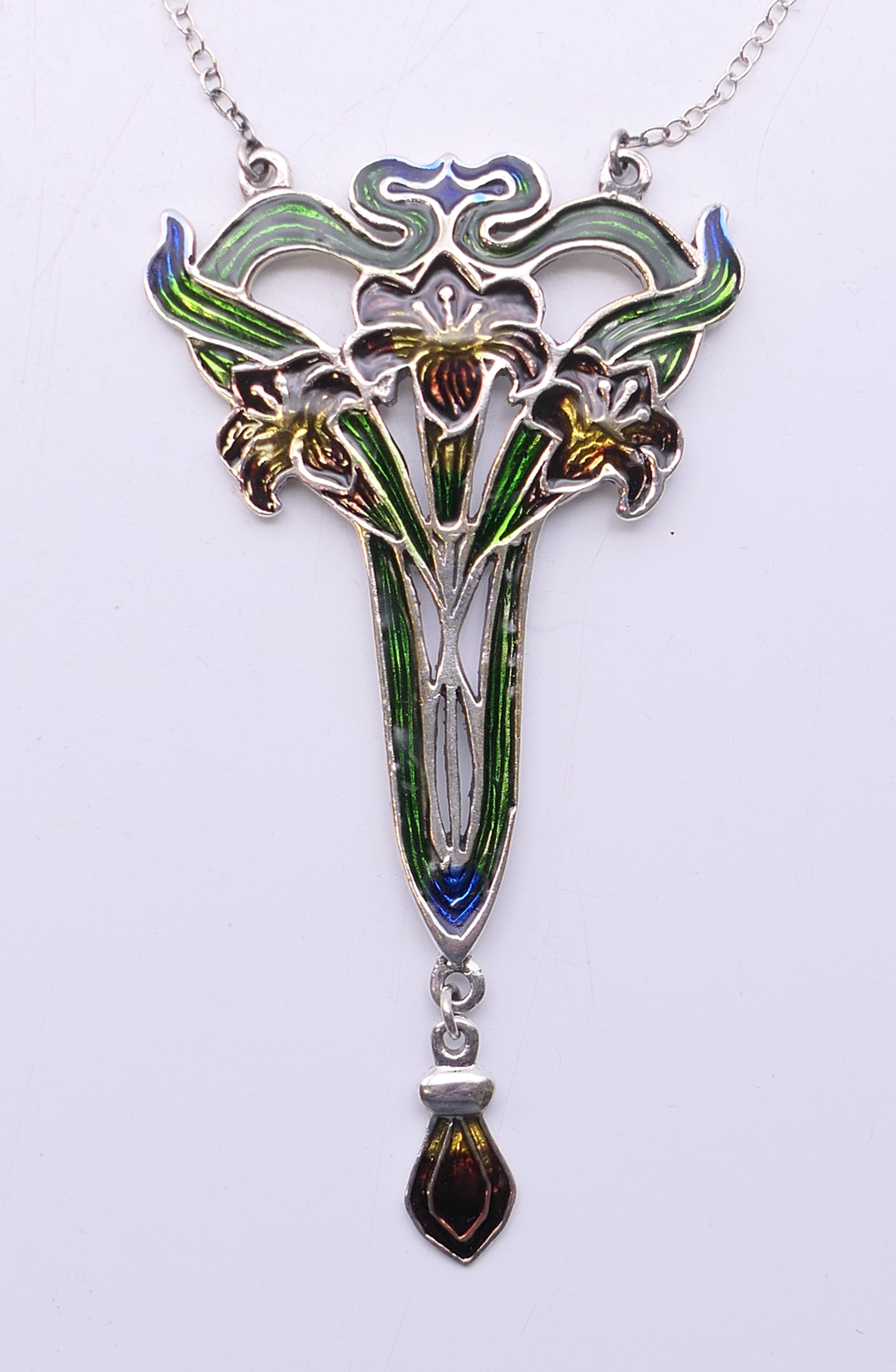 An Art Nouveau-style silver pendant on chain. The pendant 7.5 cm high.