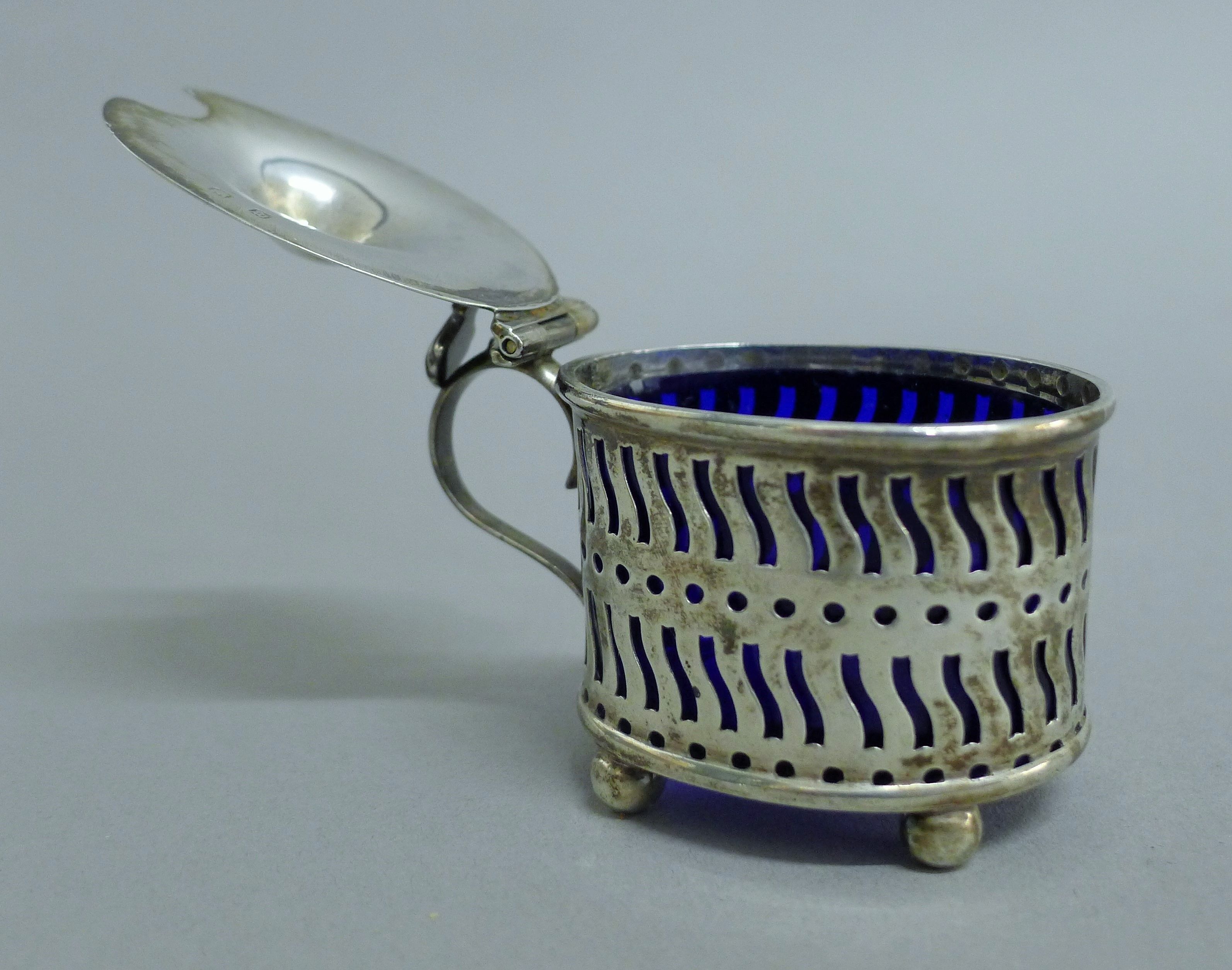 A silver mustard pot and silver-plated cutlery. The former 4.5 cm high. 36.4 grammes. - Image 4 of 5