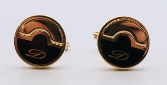 A pair of boxed Dupont cufflinks. 2 cm diameter.