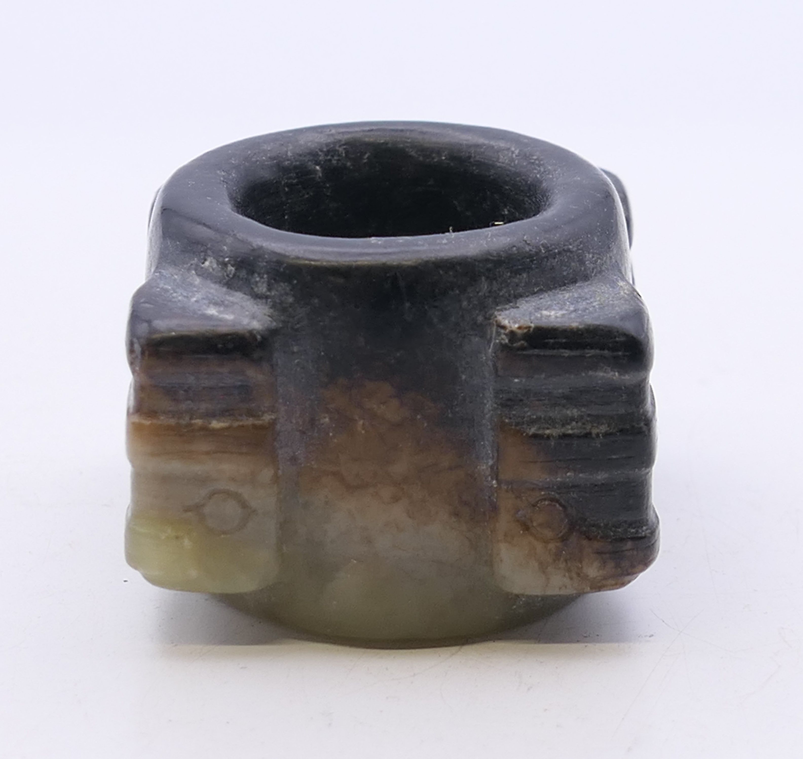 A jade archer's ring. 2.5 cm high. - Image 2 of 3