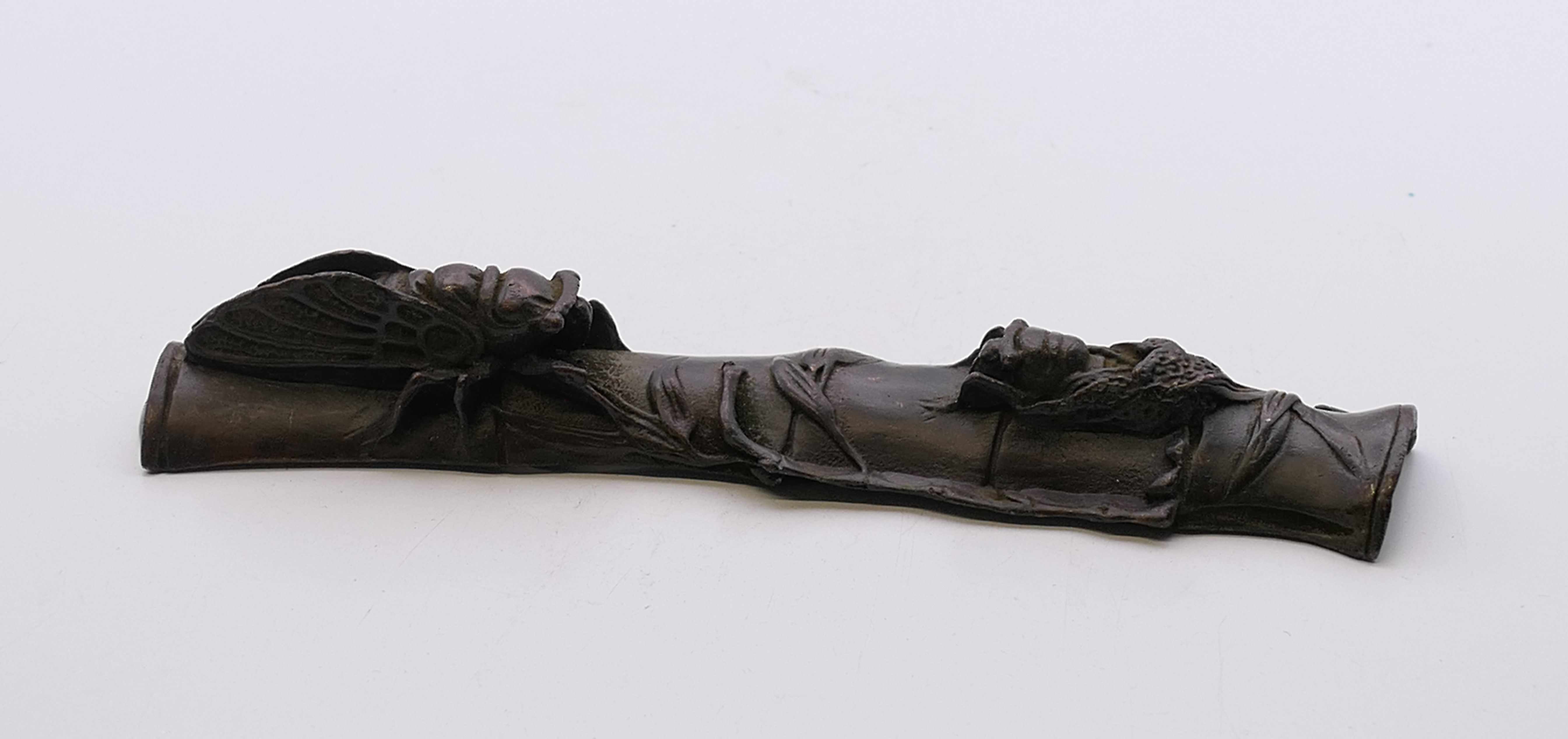 A bronze fly and locust scroll weight. 16 cm long. - Image 2 of 6