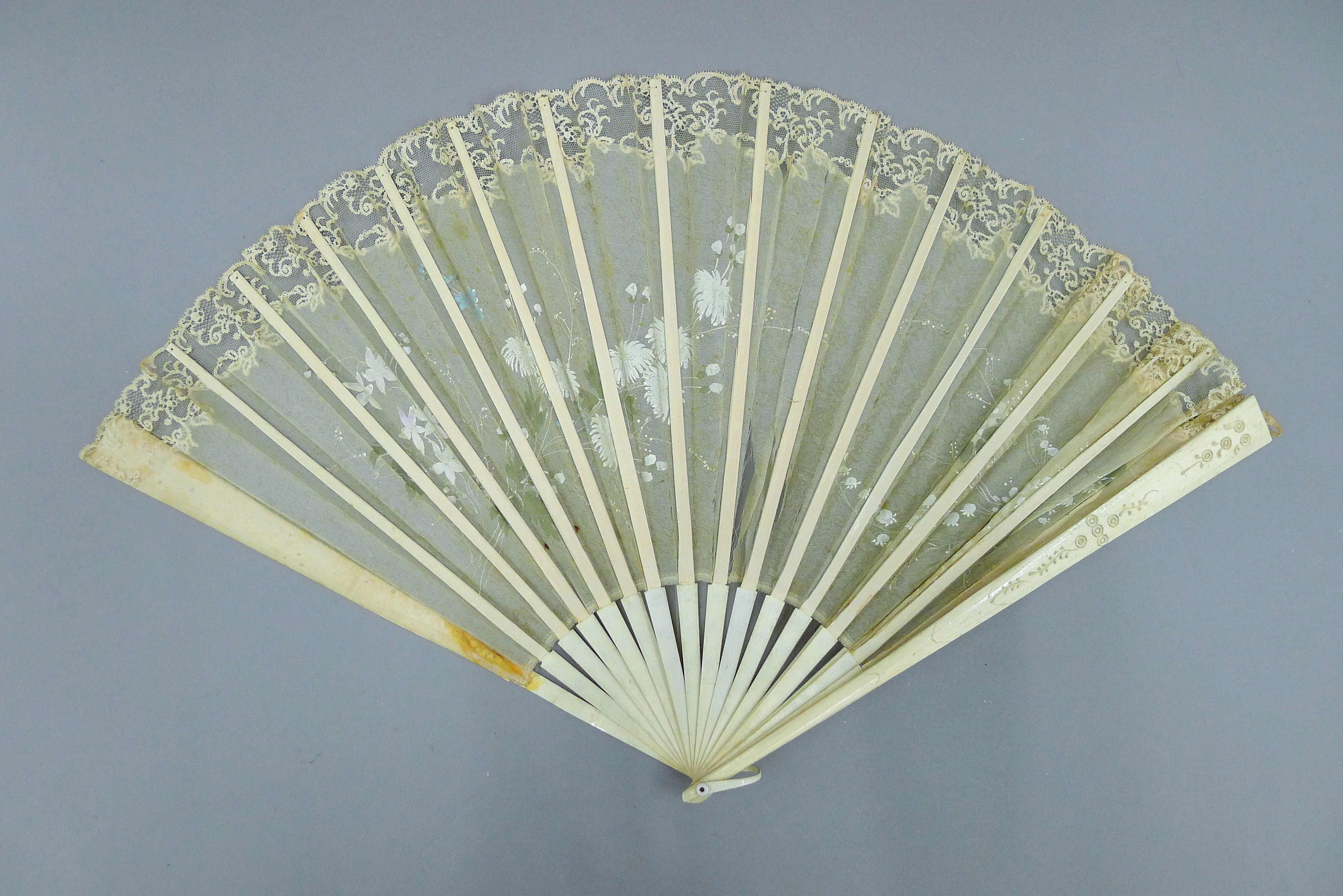 A quantity of vintage fans. The largest 34 cm long. - Image 7 of 11
