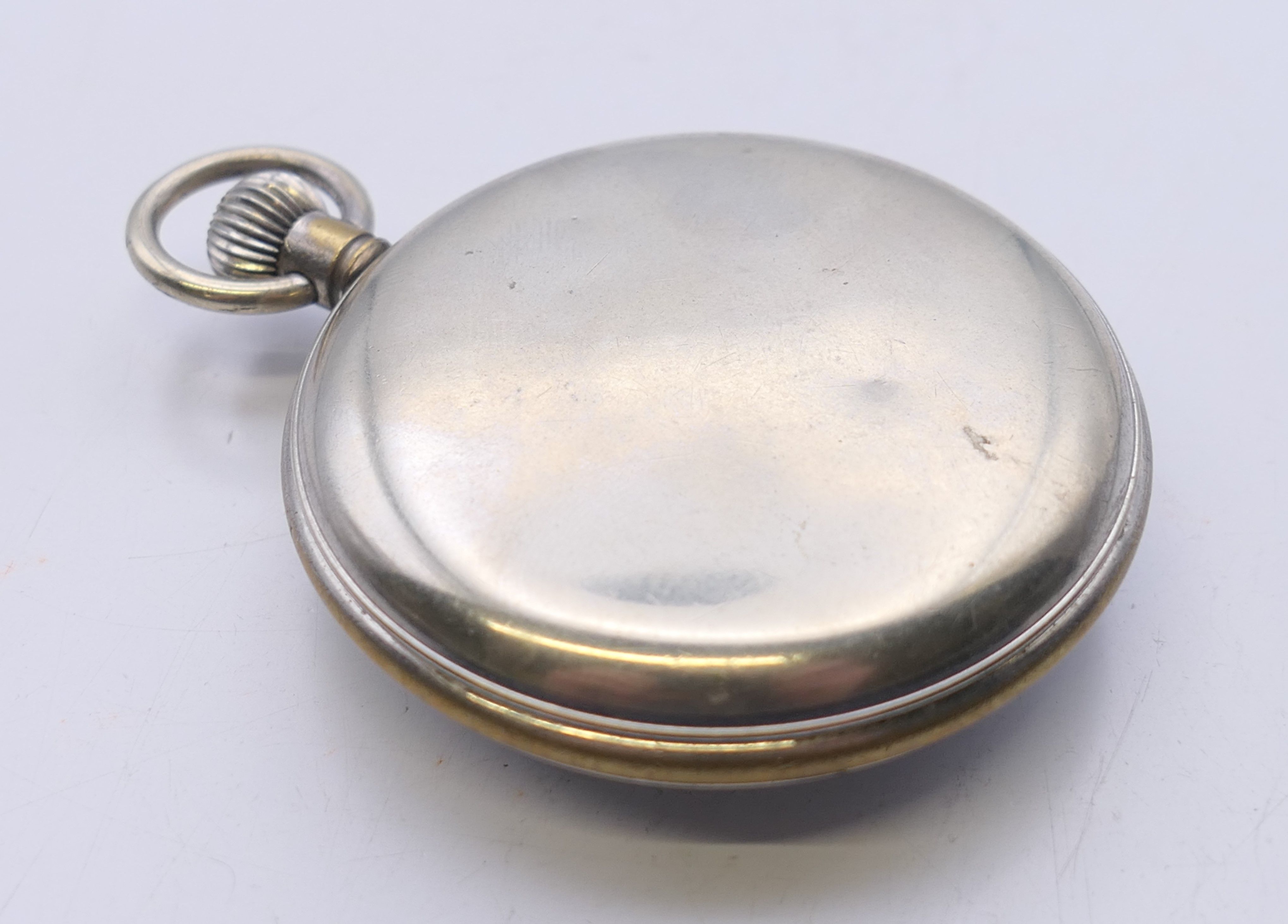 An Omega gentleman's silver-plated pocket watch. 5 cm diameter. - Image 4 of 4