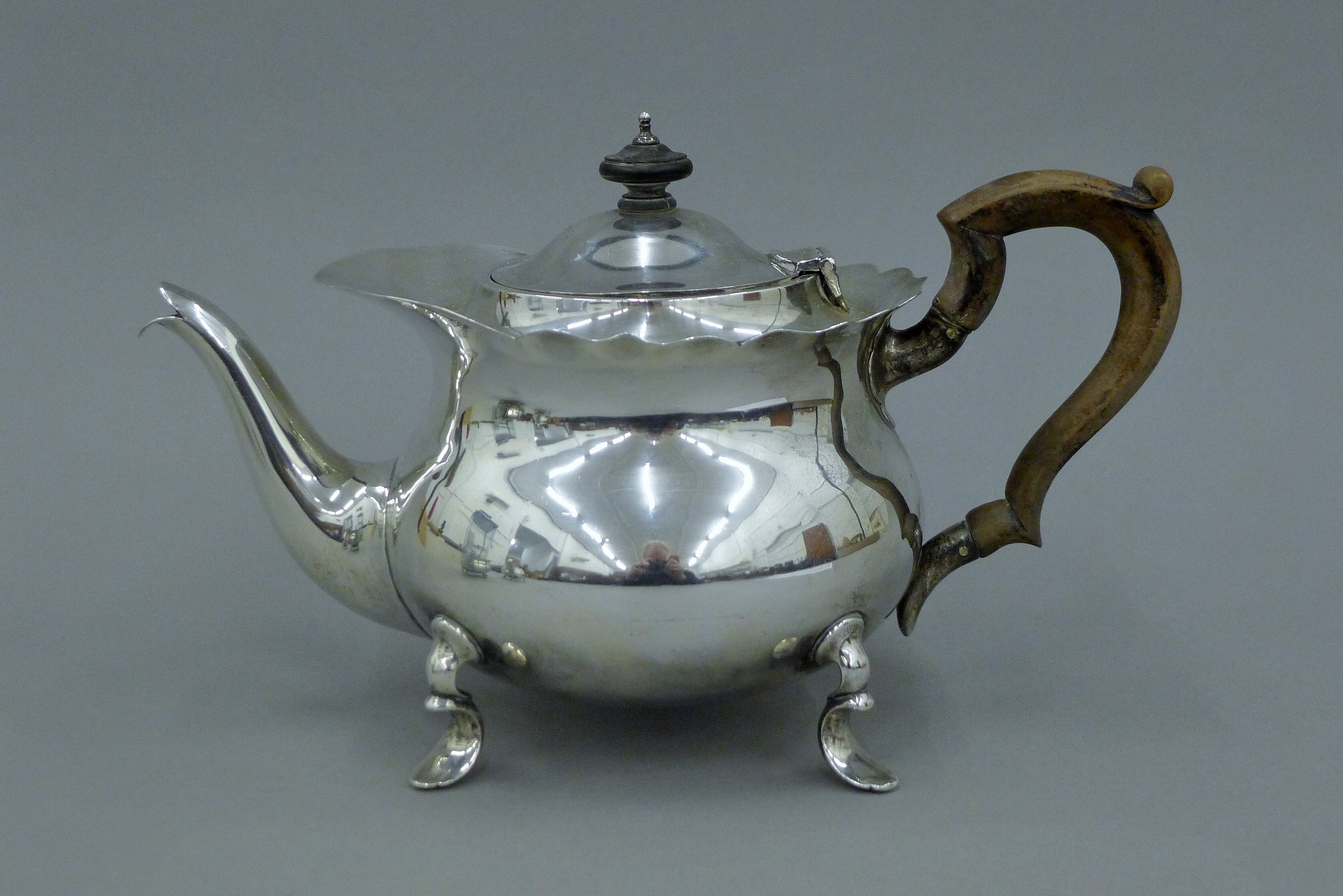 A three-piece silver tea set. The teapot 27 cm long. 34.5 troy ounces total weight. - Image 2 of 13