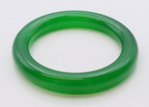 An apple green bangle. 6 cm inner diameter.