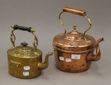 A copper kettle and a brass kettle. The former 27 cm high.