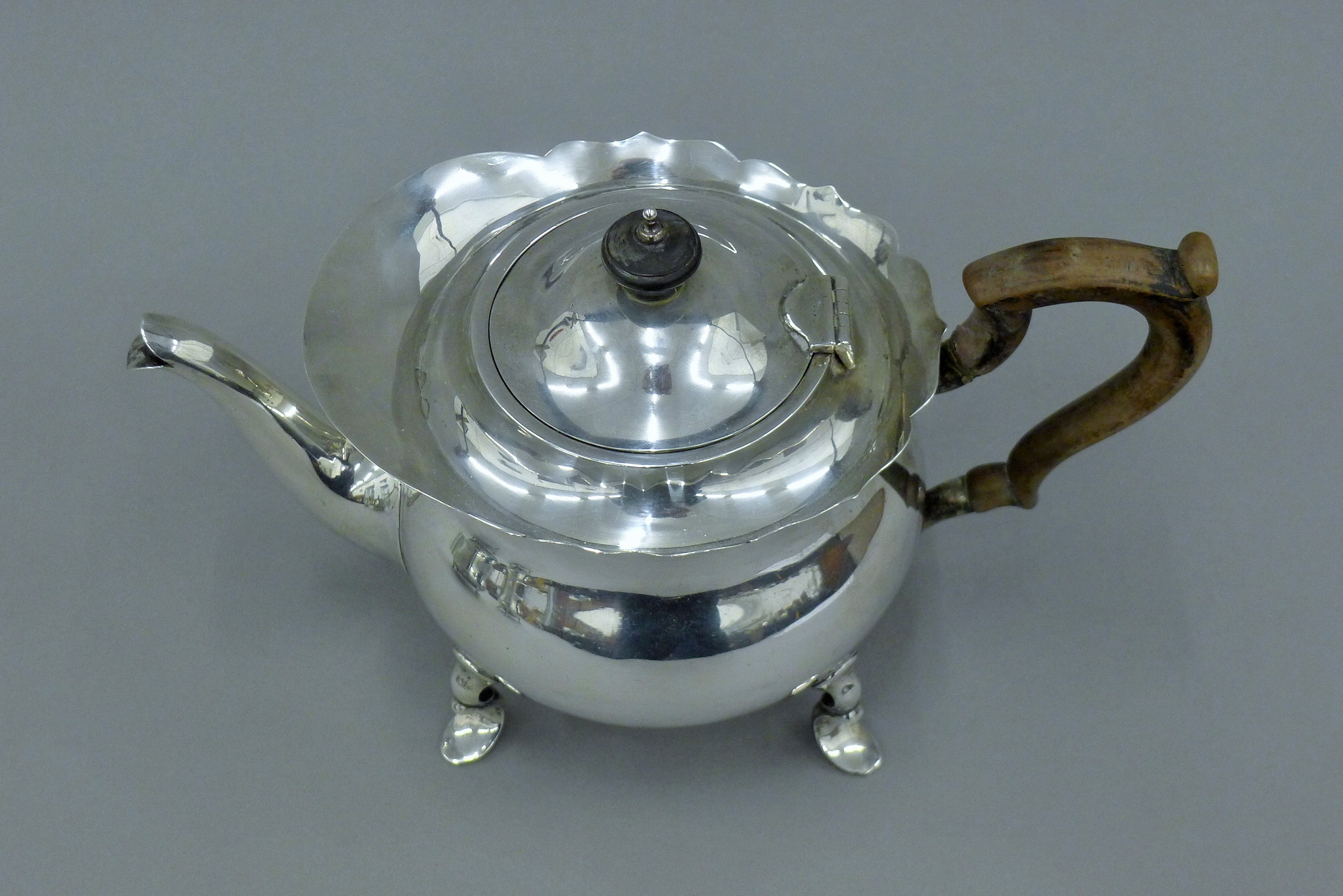 A three-piece silver tea set. The teapot 27 cm long. 34.5 troy ounces total weight. - Image 3 of 13