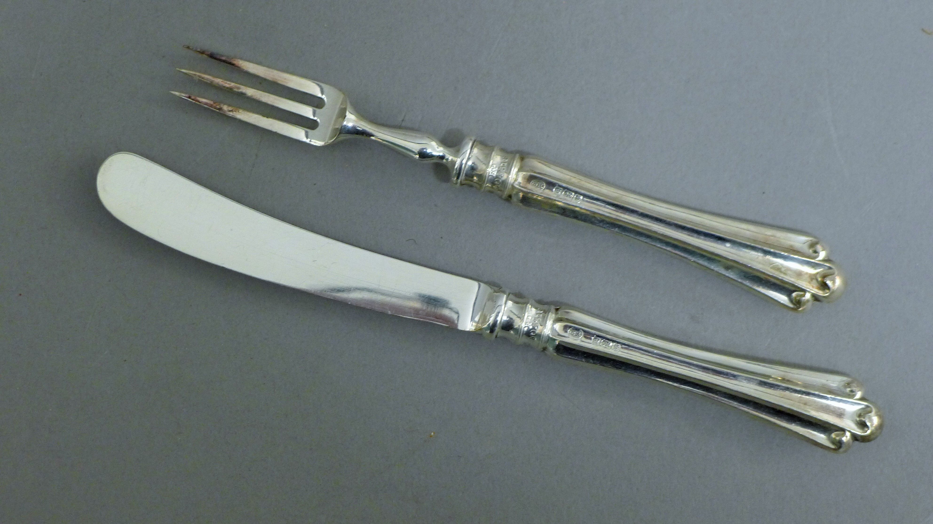 A cased set of silver-handled dessert knives and forks. The box 30 cm wide. - Image 3 of 6