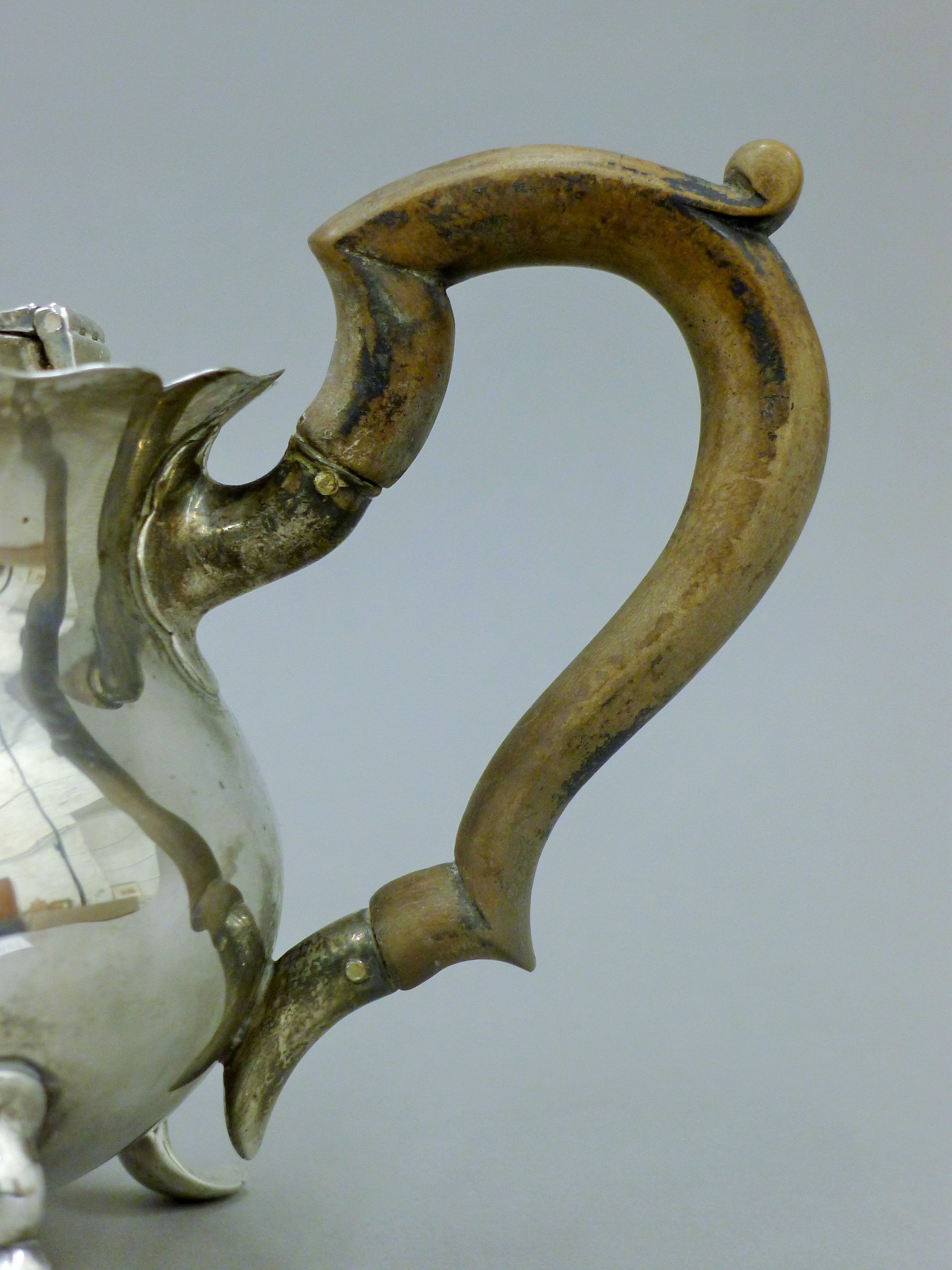 A three-piece silver tea set. The teapot 27 cm long. 34.5 troy ounces total weight. - Image 6 of 13