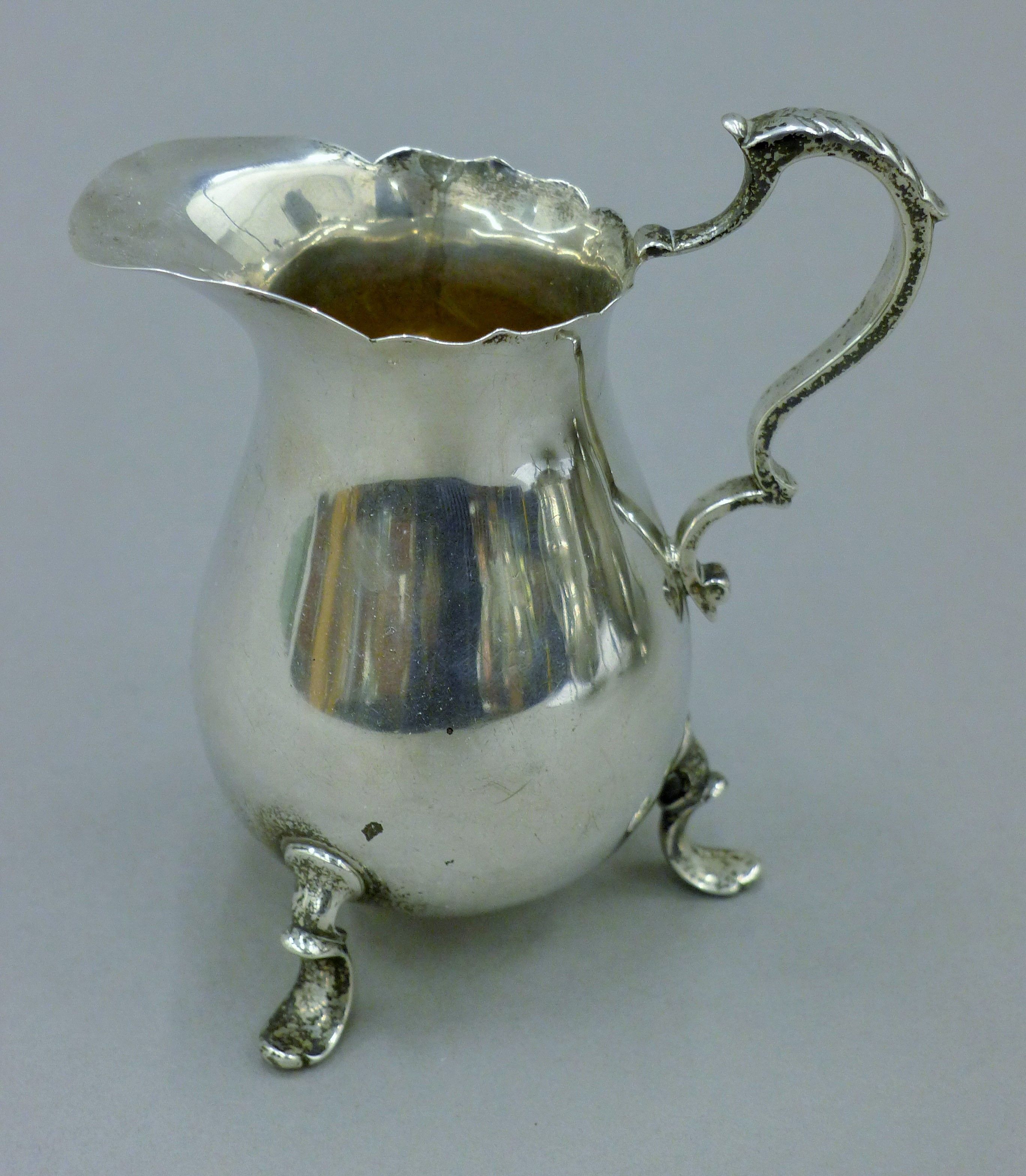 A three-piece silver tea set. The teapot 27 cm long. 34.5 troy ounces total weight. - Image 12 of 13