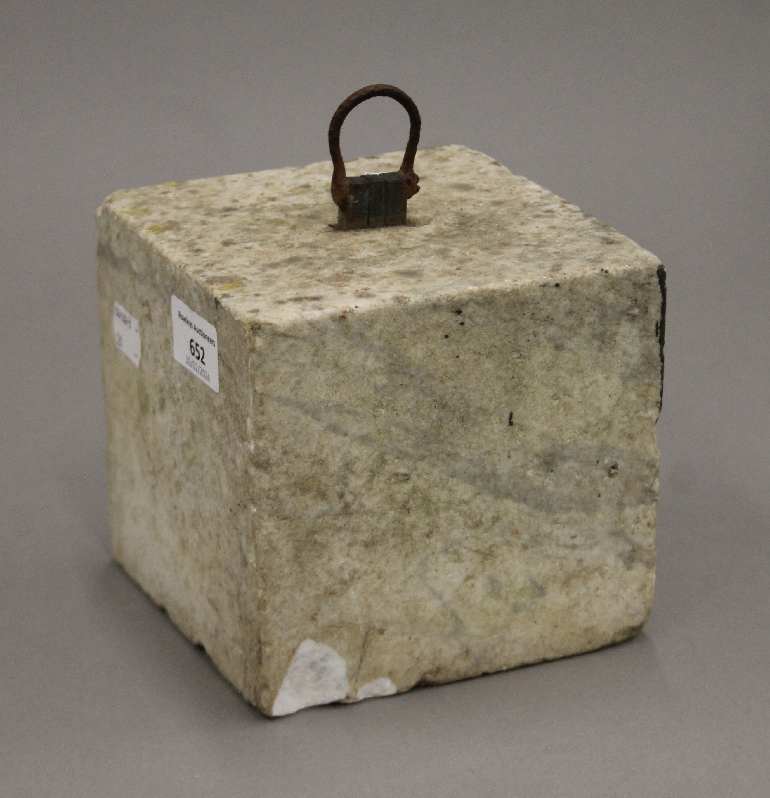 An antique marble tethering block and an alabaster lamp. The latter 34 cm high. - Image 6 of 6