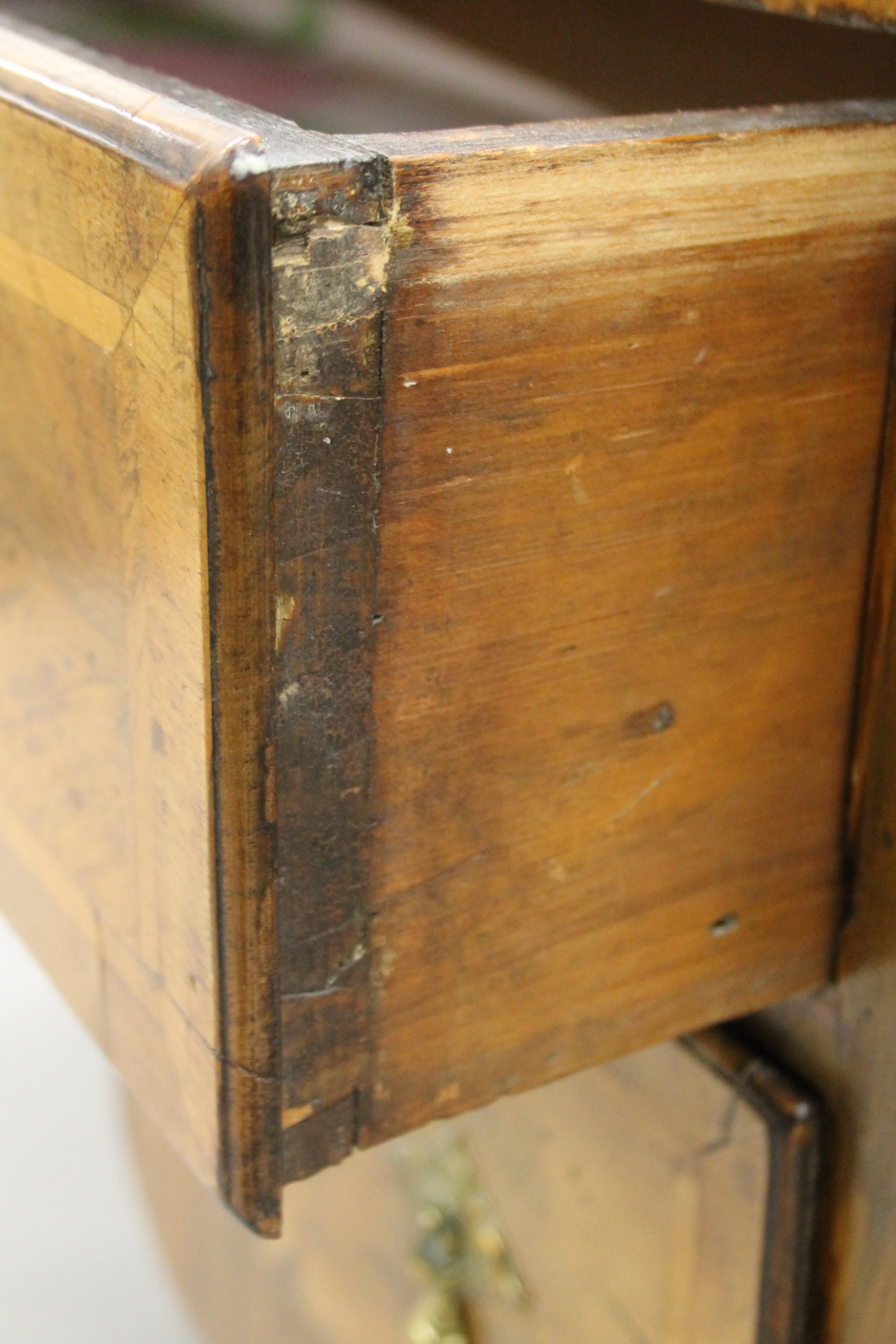 A Georgian walnut dressing table. 107.5 cm wide. - Image 7 of 11