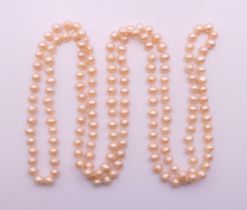 A string of pink pearls. 127 cm long.