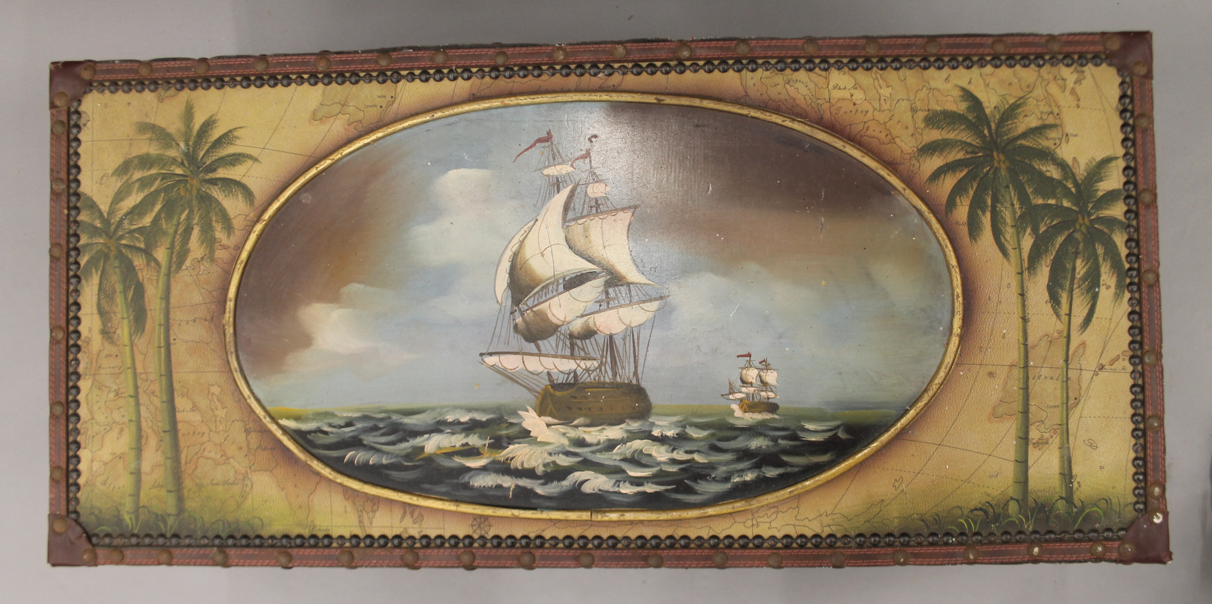 A trunk decorated with ships. 86 cm wide. - Image 4 of 6