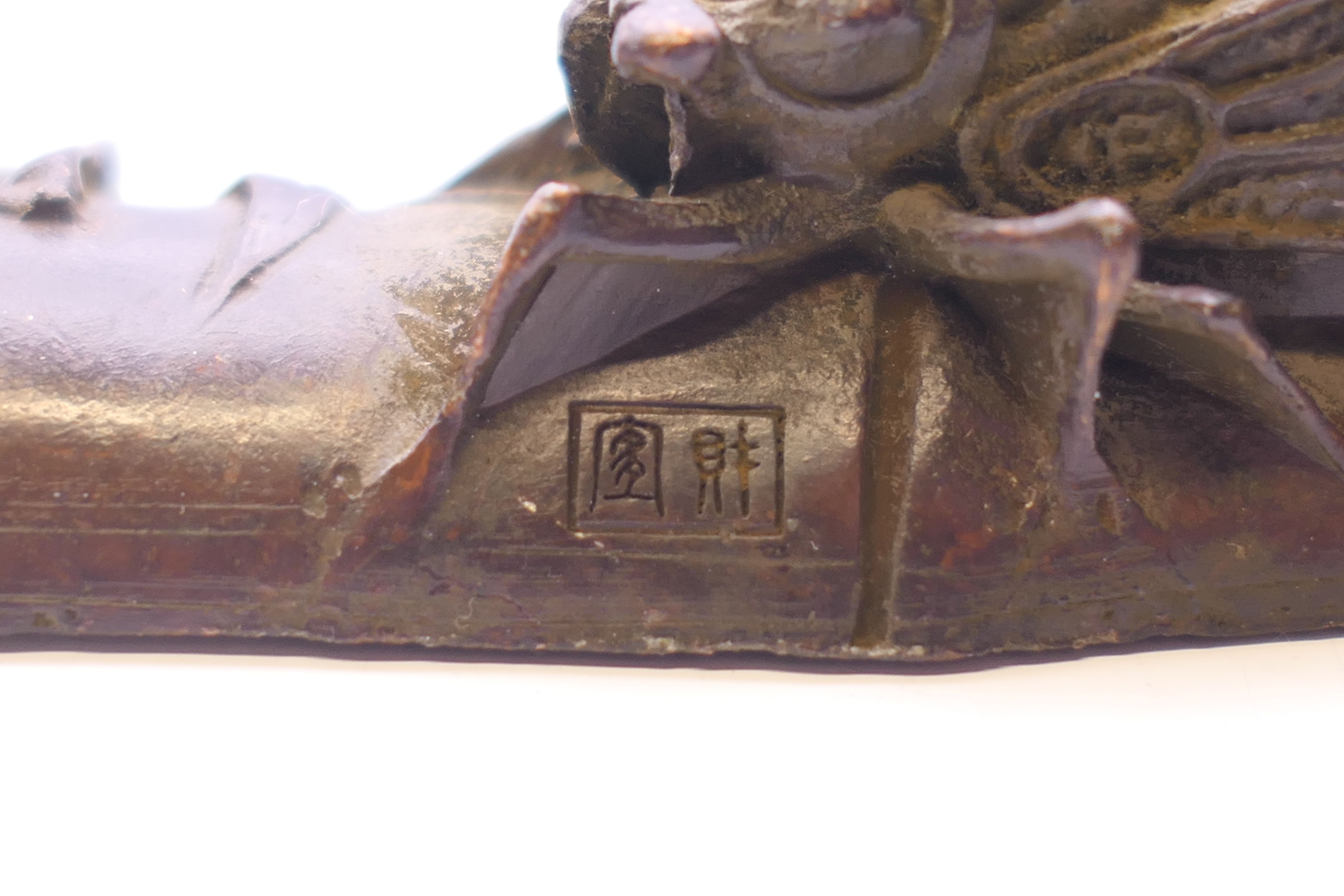 A bronze fly and locust scroll weight. 16 cm long. - Image 5 of 6