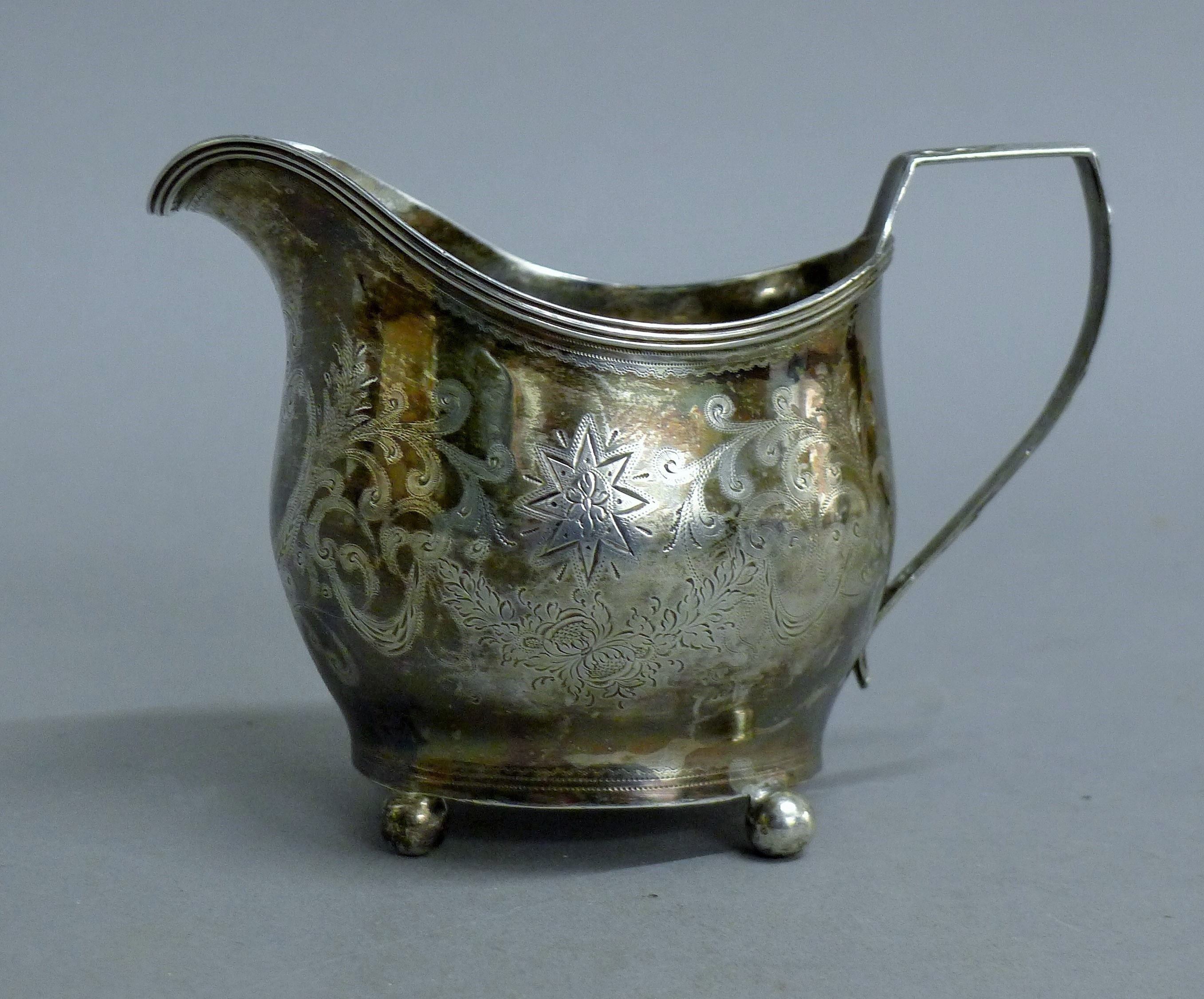 A Georgian silver cream jug. 9 cm high. 121.8 grammes. - Image 2 of 5