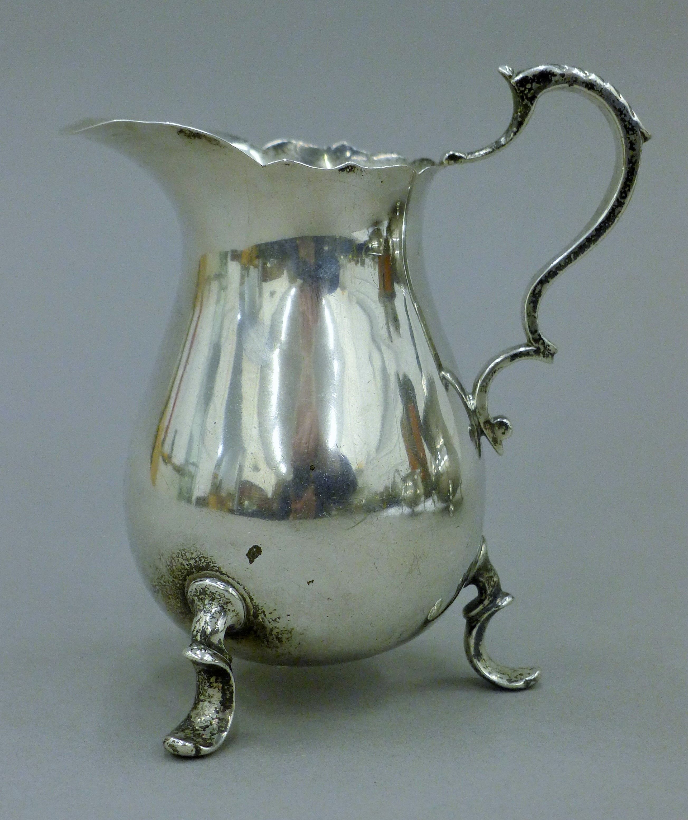 A three-piece silver tea set. The teapot 27 cm long. 34.5 troy ounces total weight. - Image 11 of 13