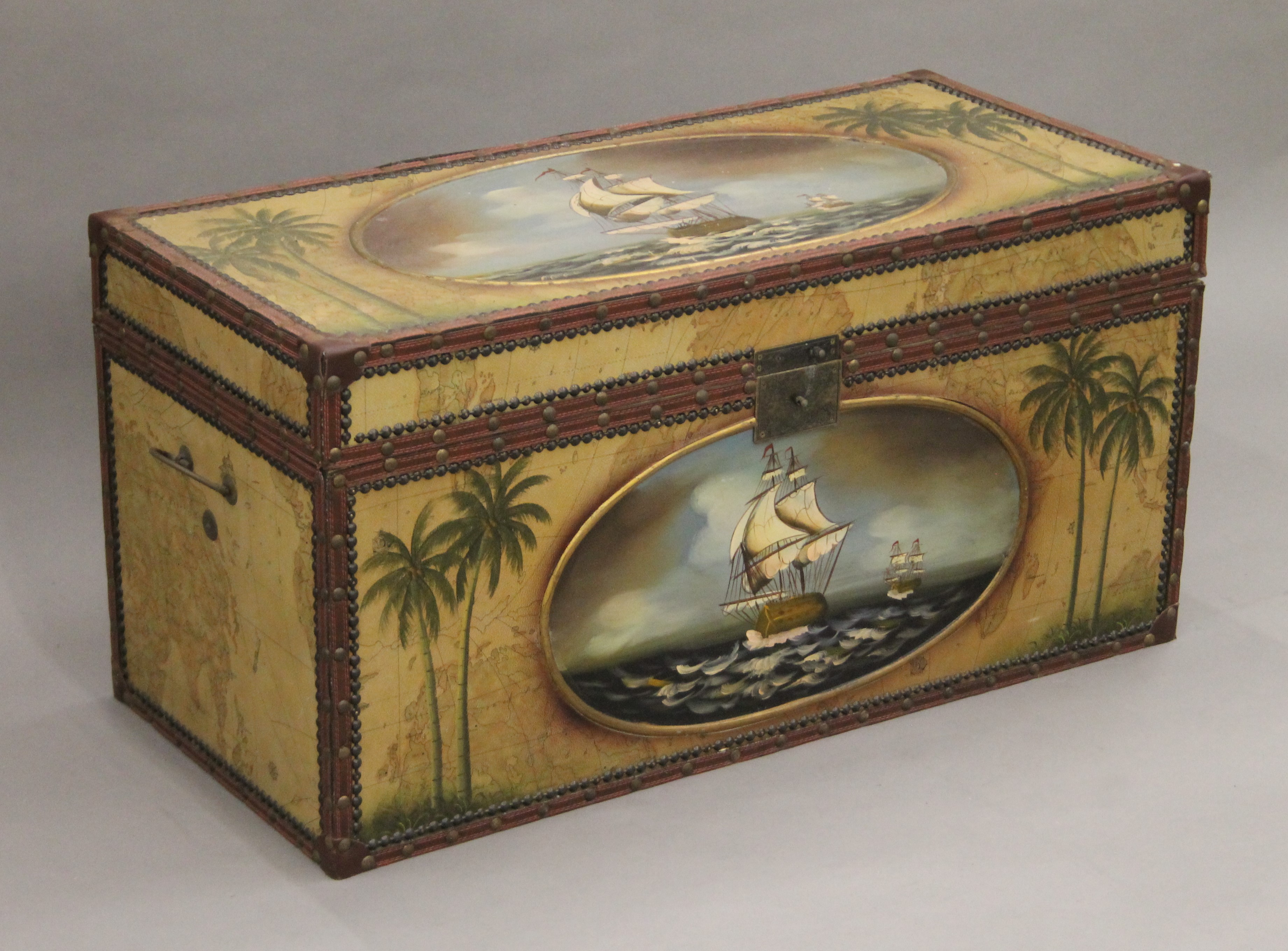 A trunk decorated with ships. 86 cm wide. - Image 3 of 6