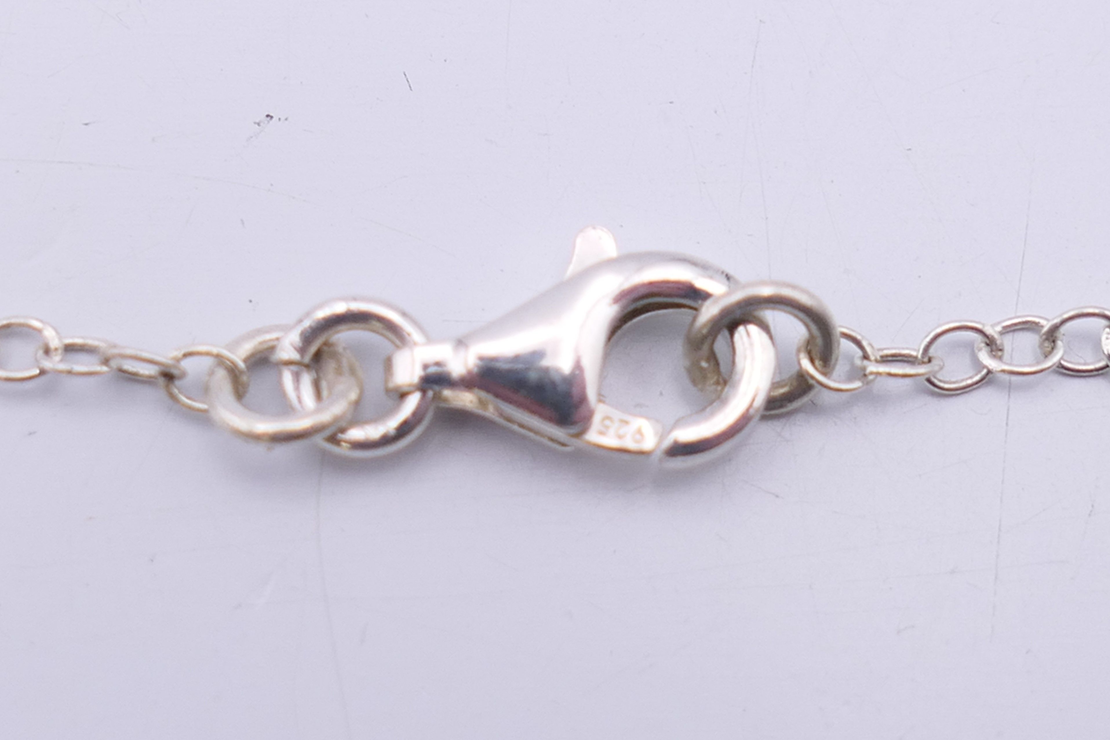 An Art Nouveau-style silver pendant on chain. The pendant 7.5 cm high. - Image 3 of 5