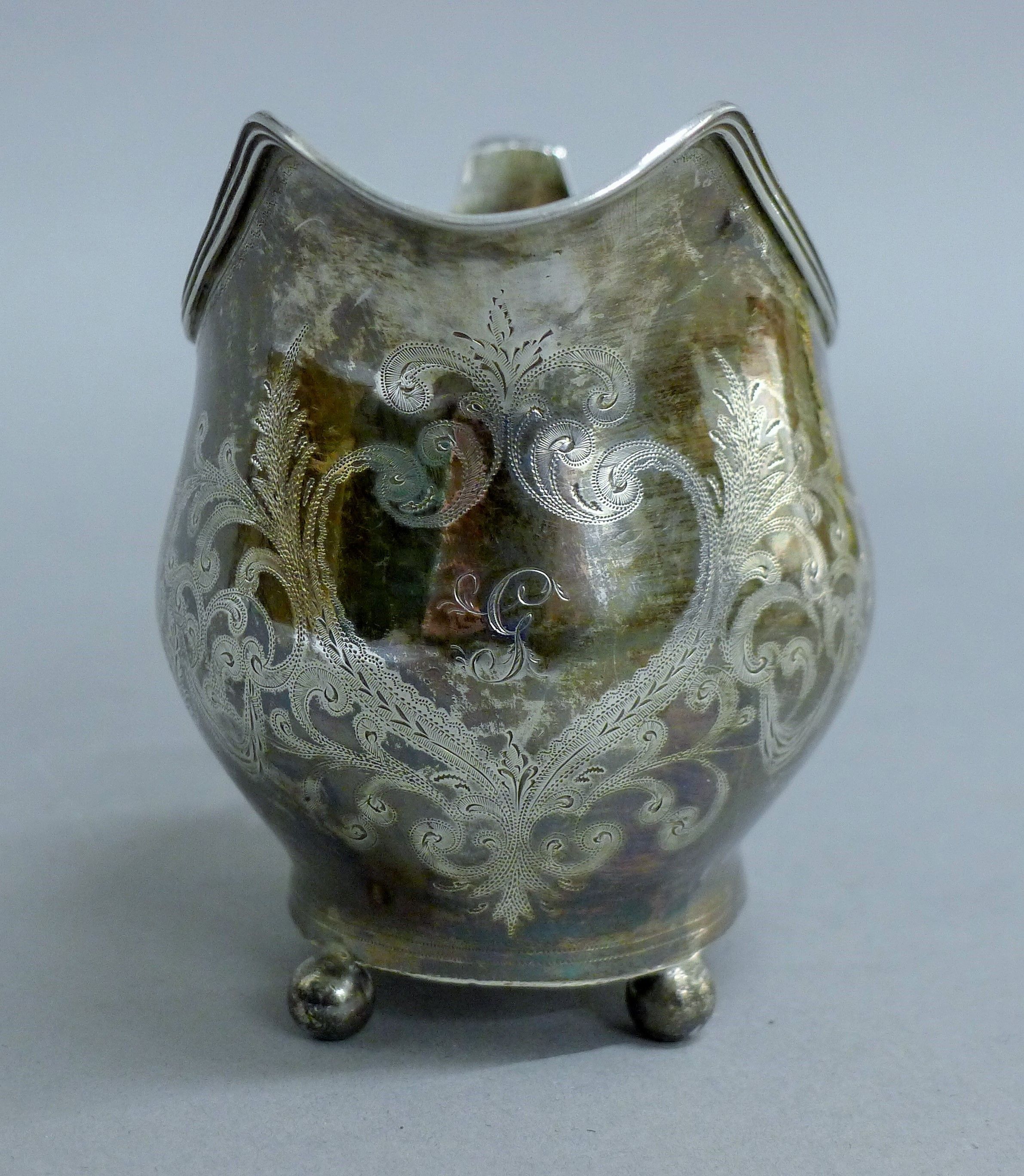 A Georgian silver cream jug. 9 cm high. 121.8 grammes. - Image 3 of 5