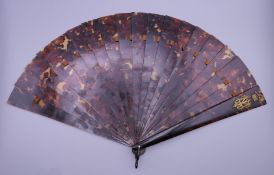 A Victorian tortoiseshell fan. 23.5 cm high.