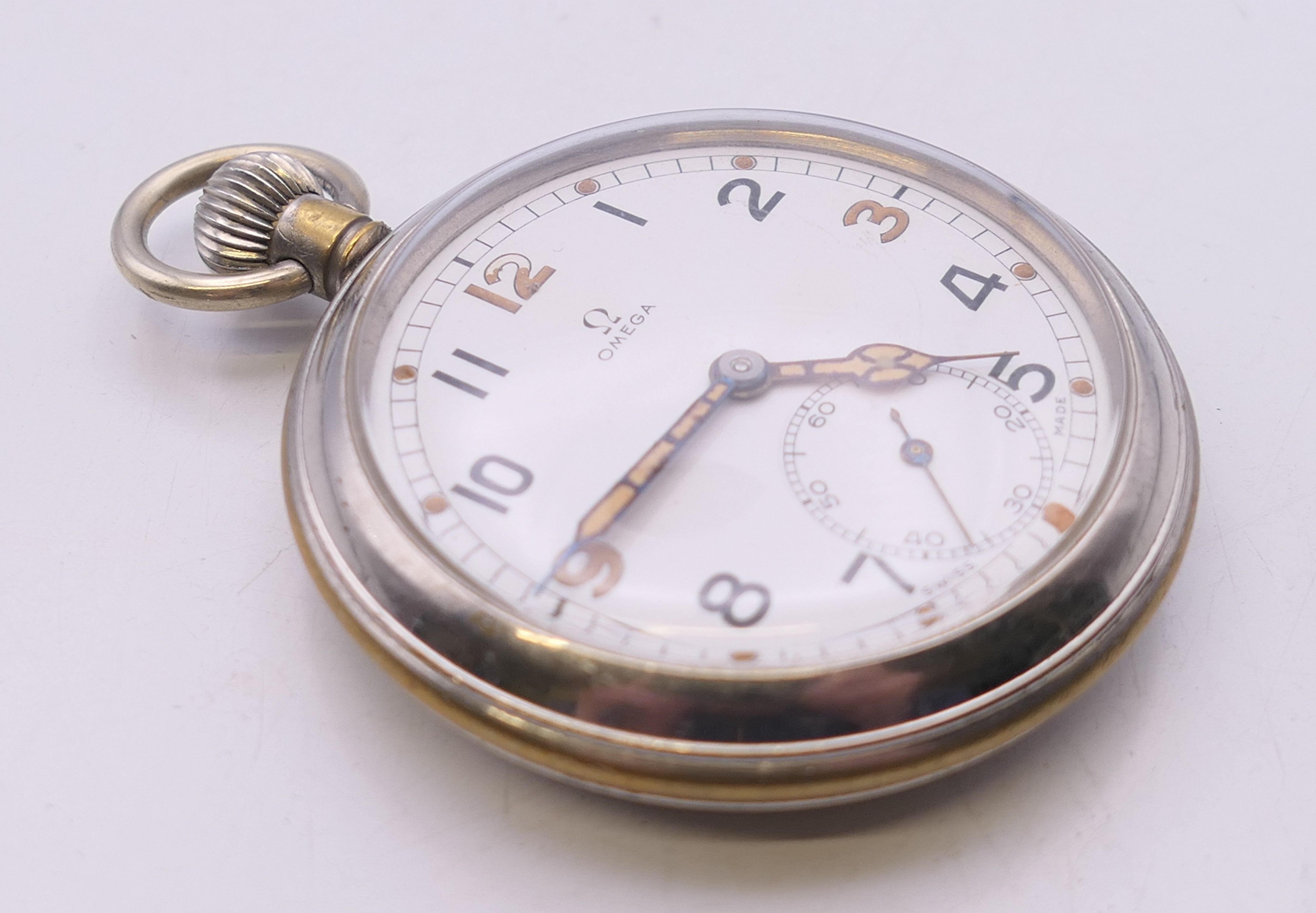 An Omega gentleman's silver-plated pocket watch. 5 cm diameter. - Image 2 of 4