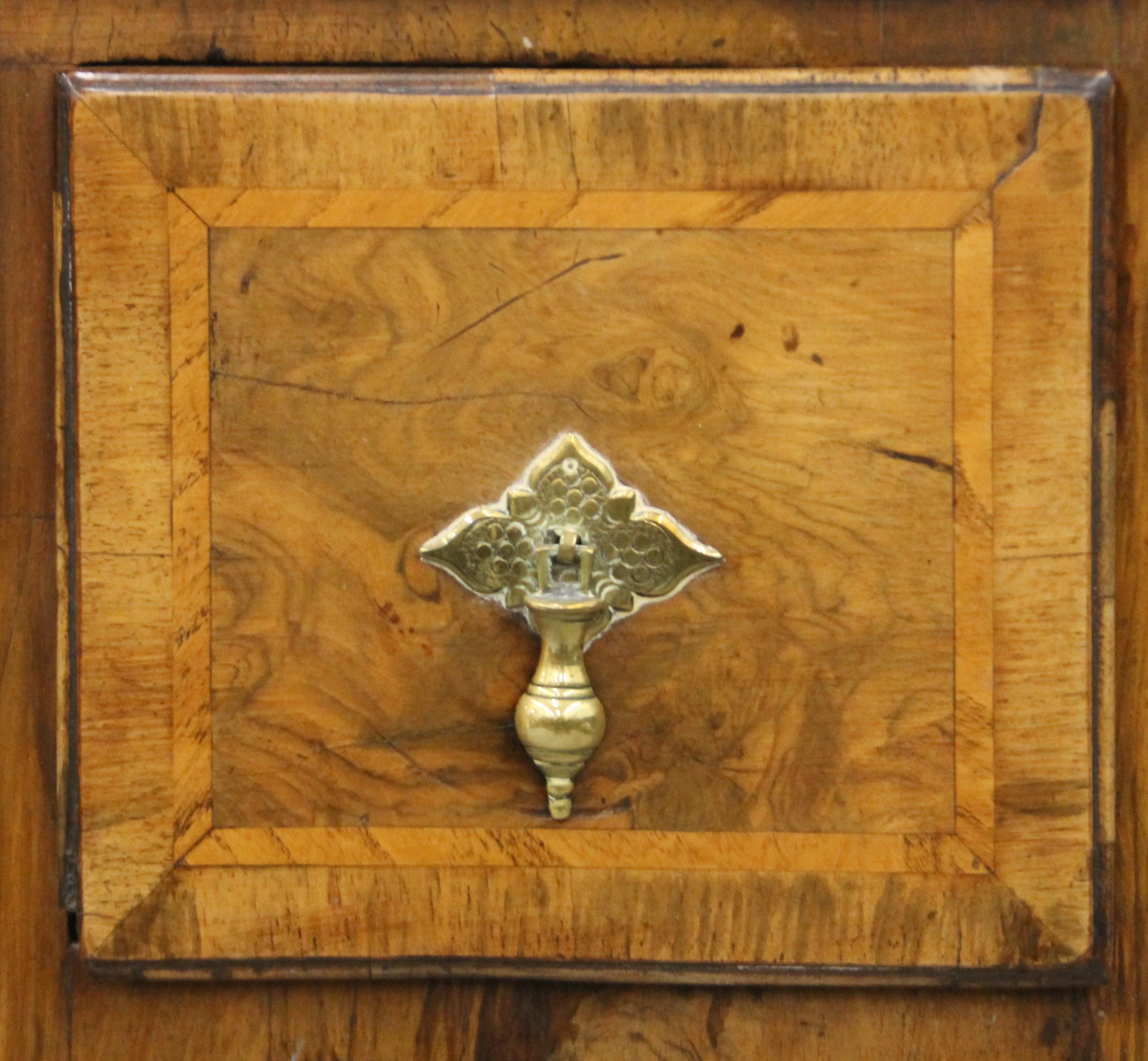 A Georgian walnut dressing table. 107.5 cm wide. - Image 5 of 11