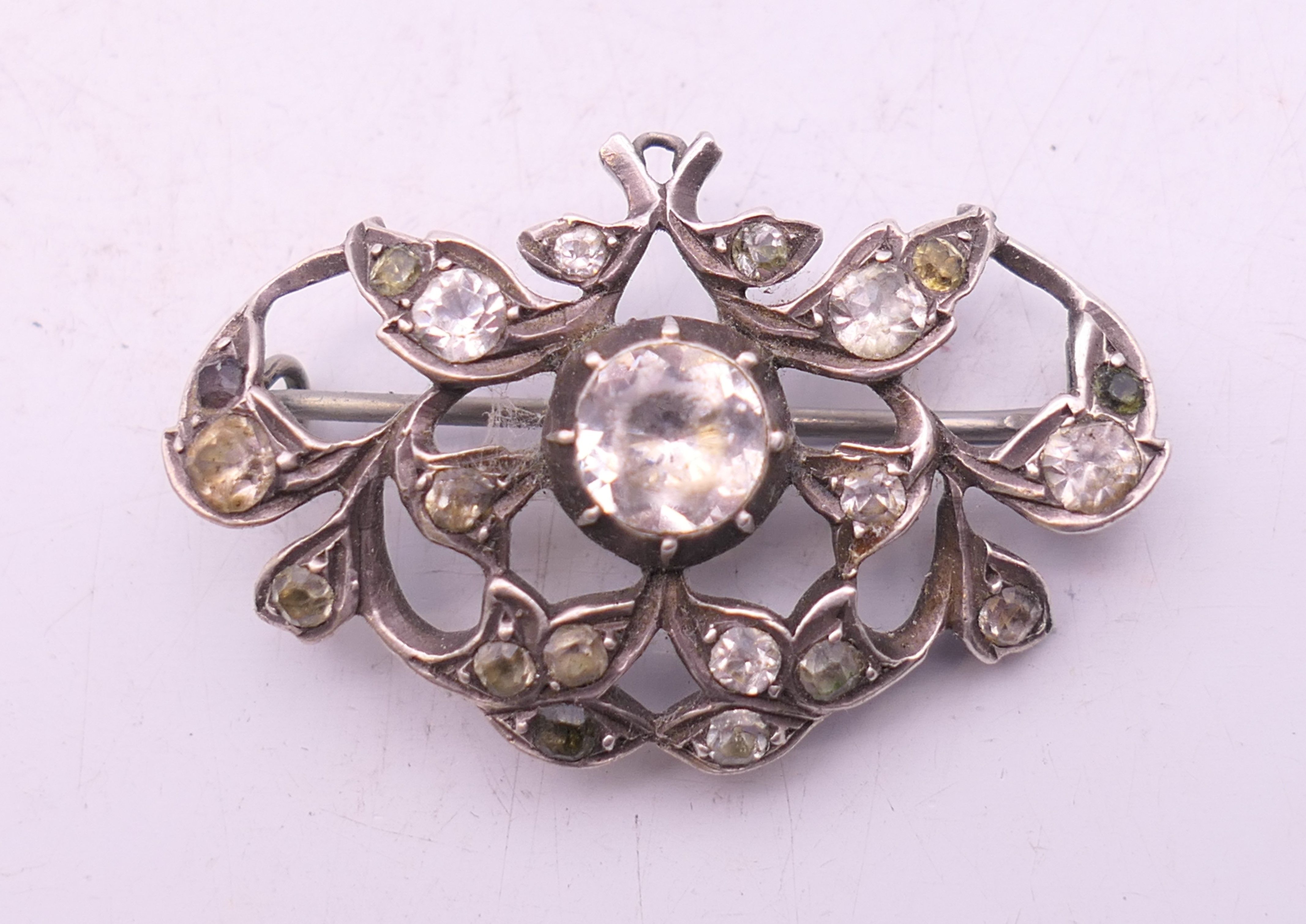 A quantity of various brooches. The largest 4.5 cm wide. - Image 10 of 13