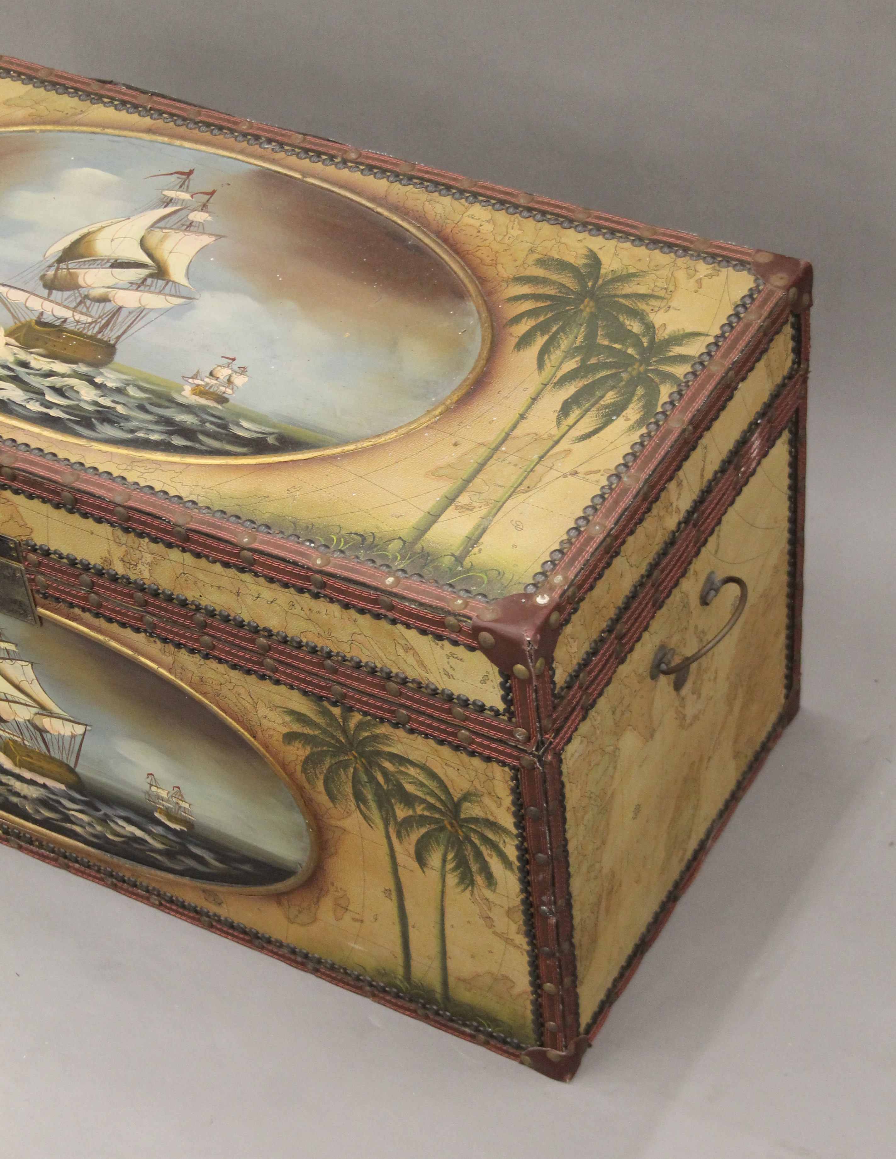 A trunk decorated with ships. 86 cm wide. - Image 5 of 6