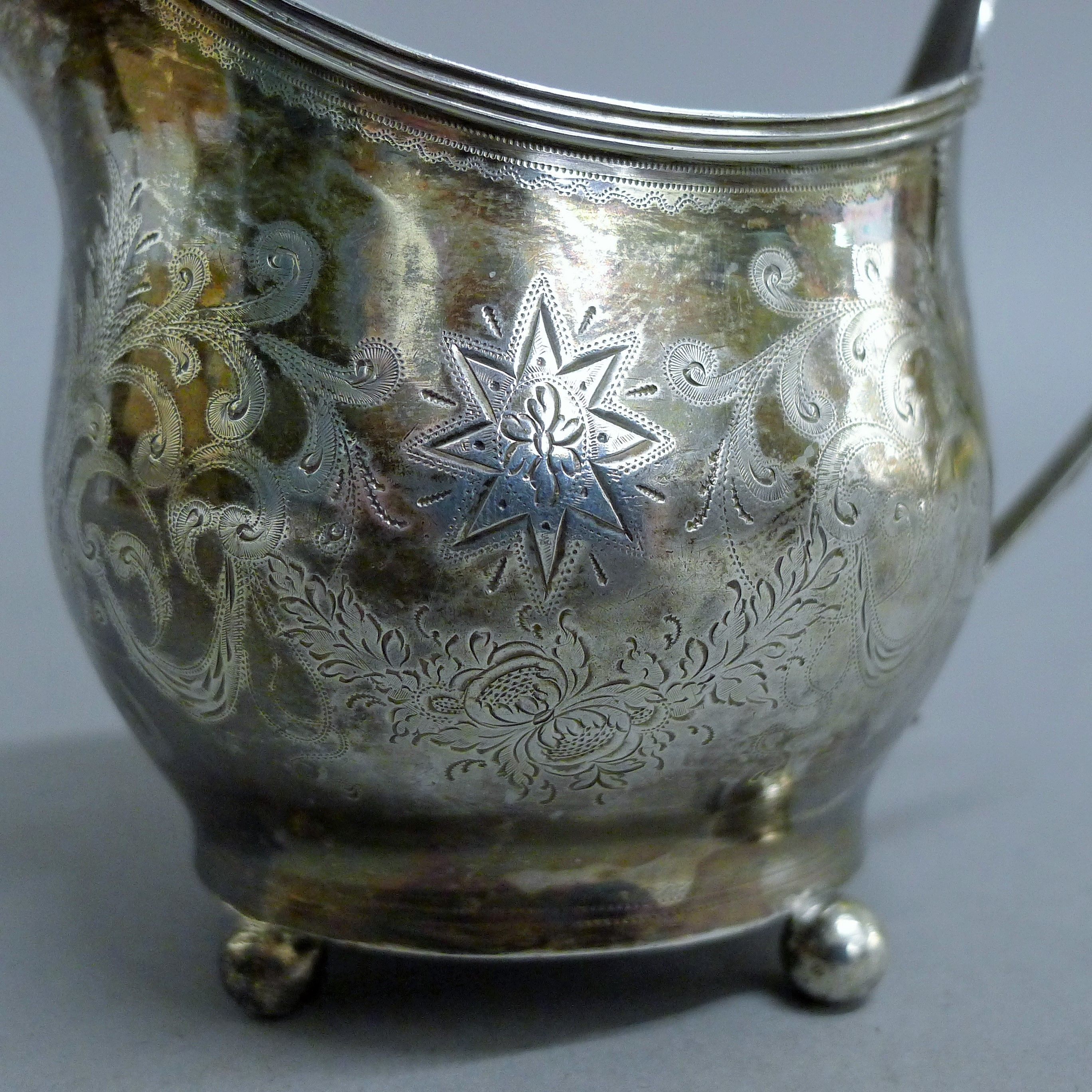 A Georgian silver cream jug. 9 cm high. 121.8 grammes. - Image 4 of 5