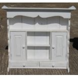 A white painted dresser rack. 116 cm wide.