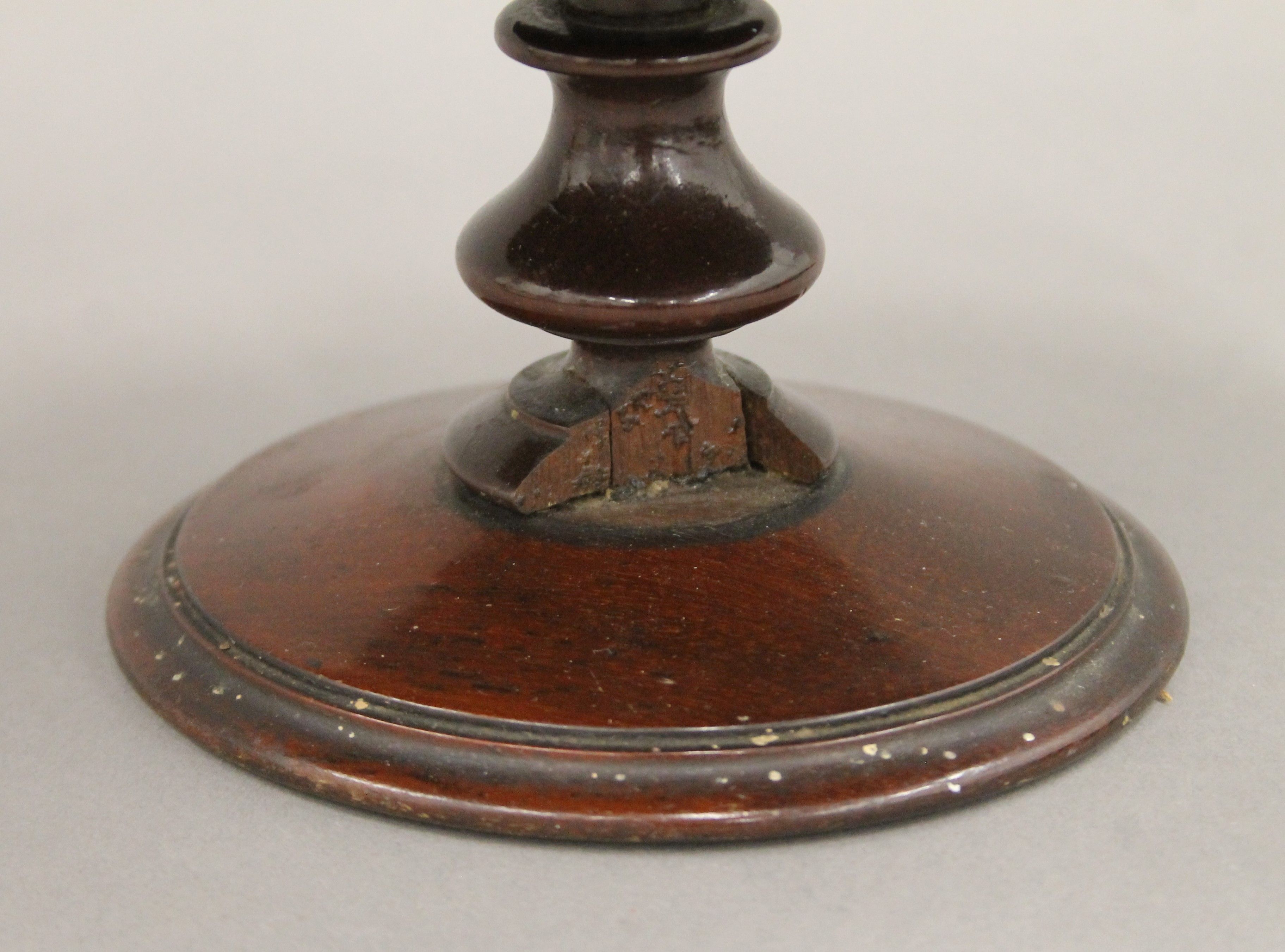 A Victorian miniature mahogany centre table. 22 cm diameter. - Image 3 of 4
