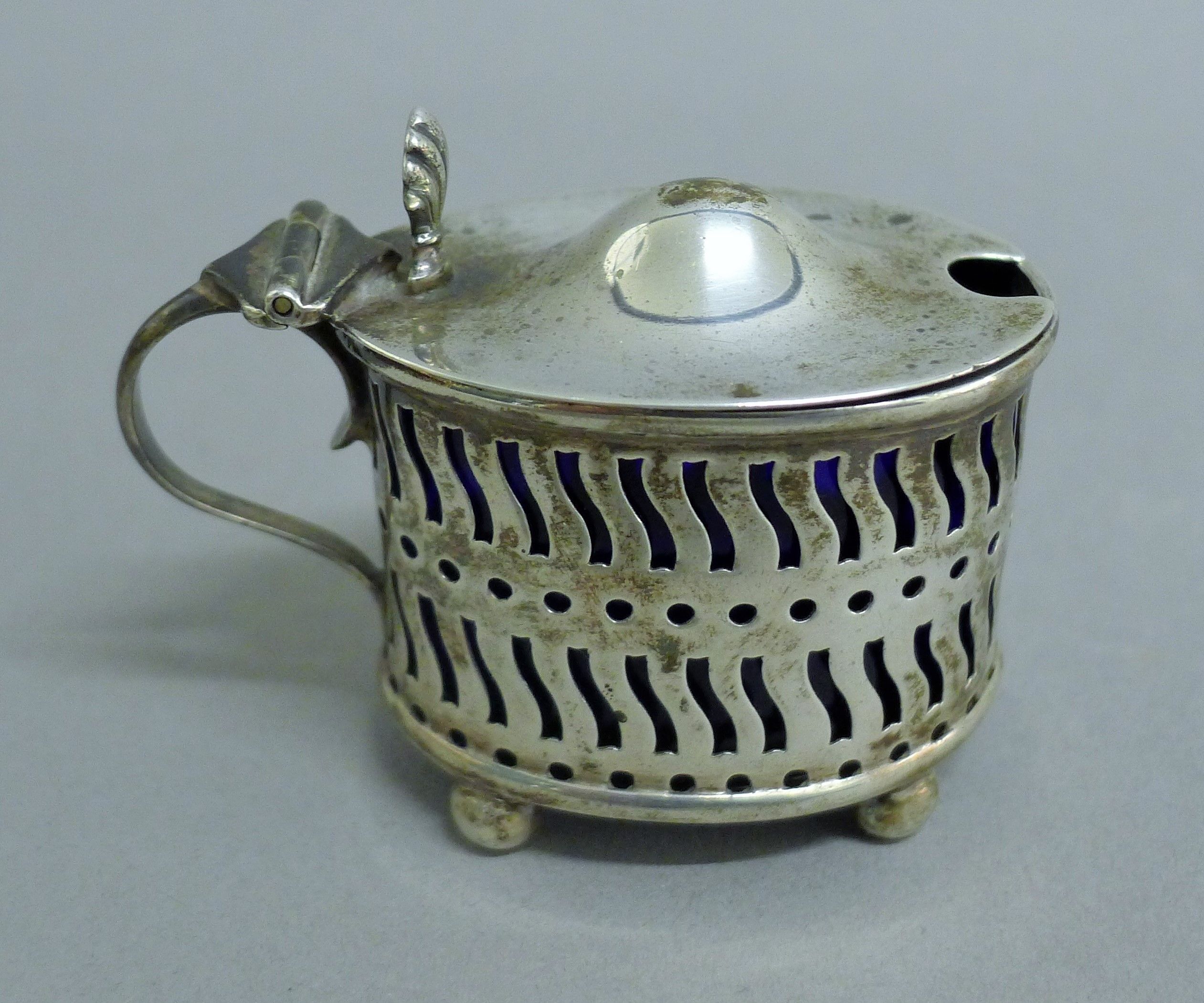 A silver mustard pot and silver-plated cutlery. The former 4.5 cm high. 36.4 grammes. - Image 2 of 5
