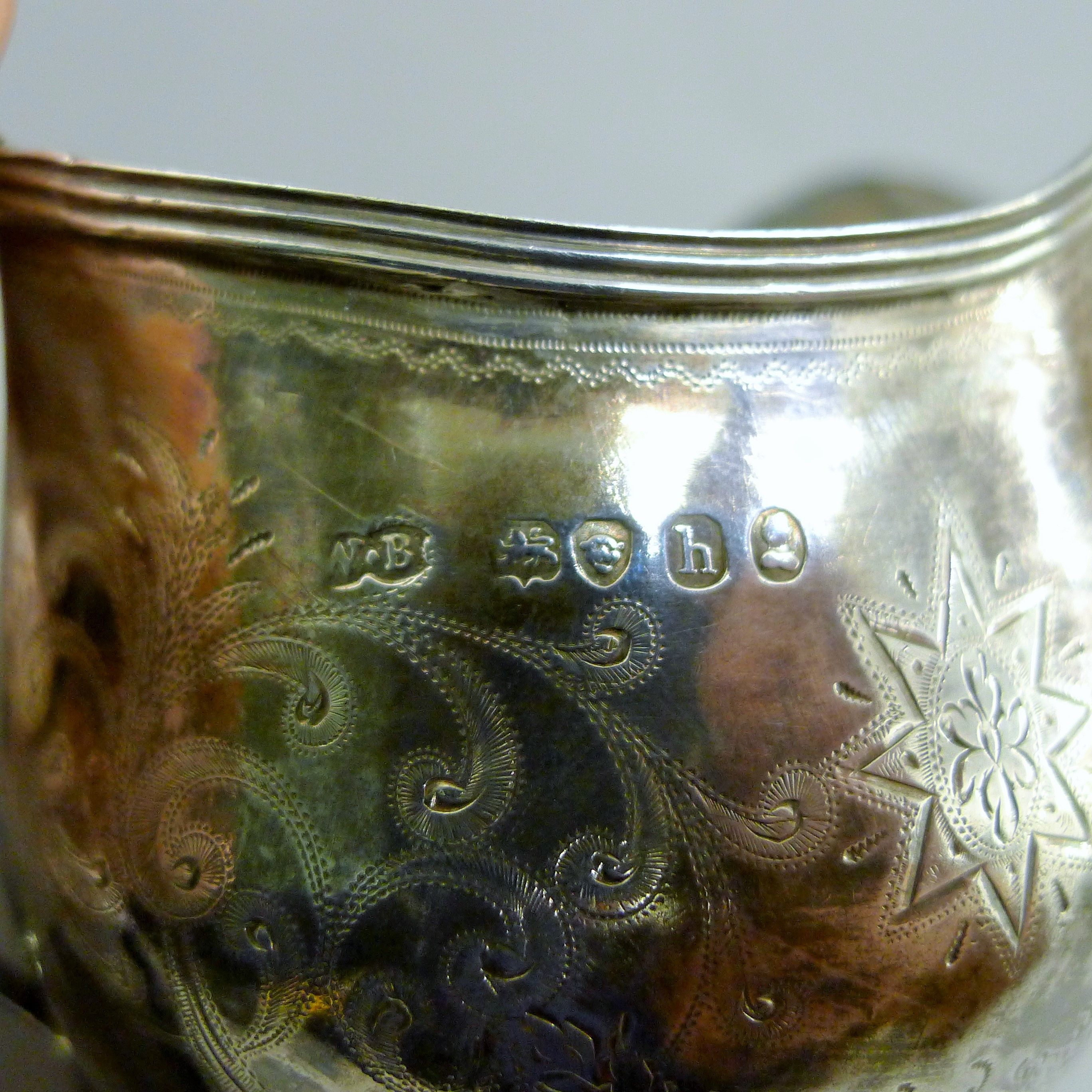 A Georgian silver cream jug. 9 cm high. 121.8 grammes. - Image 5 of 5