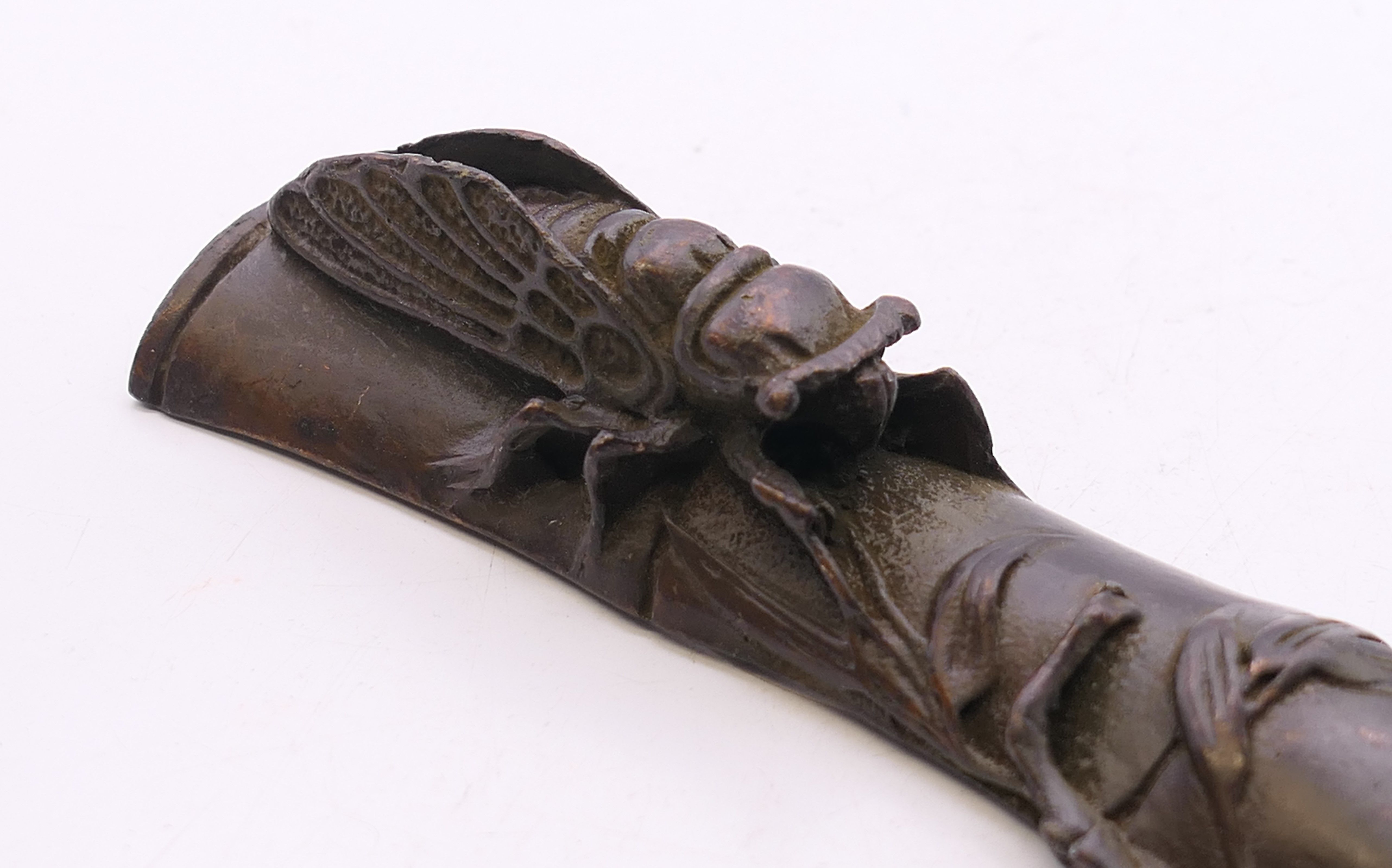 A bronze fly and locust scroll weight. 16 cm long. - Image 3 of 6