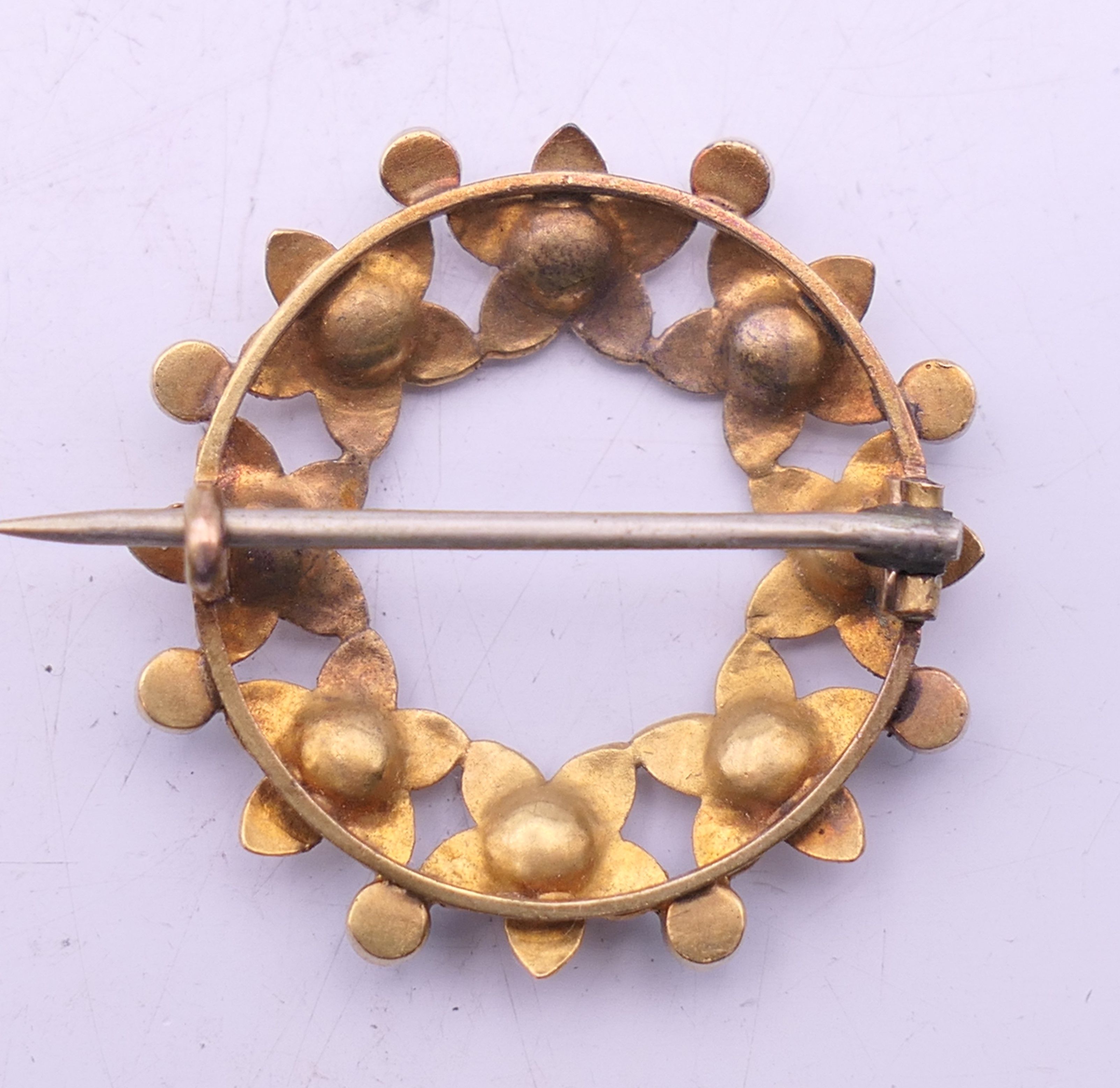 A quantity of various brooches. The largest 4.5 cm wide. - Image 13 of 13