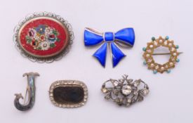 A quantity of various brooches. The largest 4.5 cm wide.