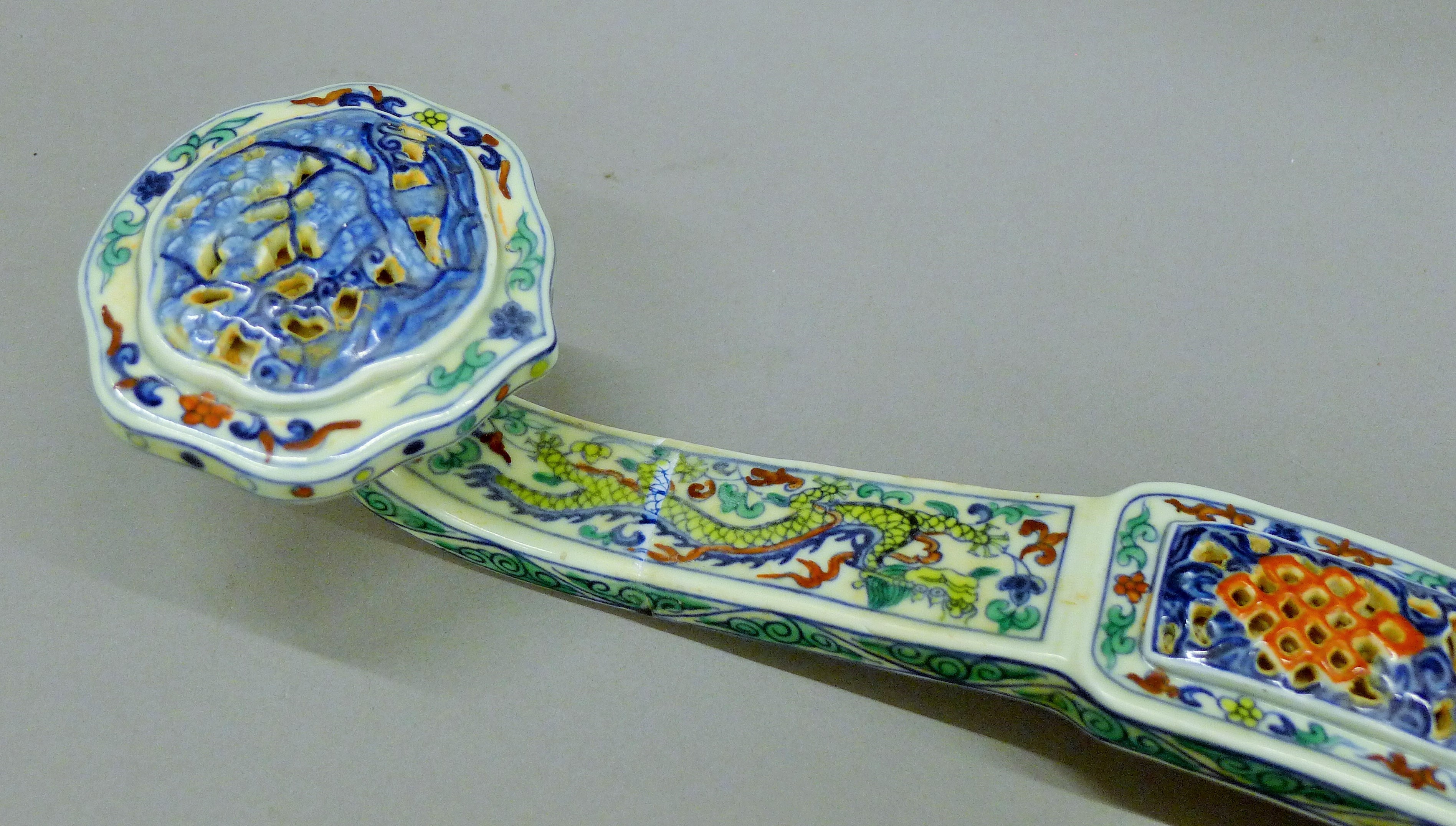 A Chinese porcelain ruyi sceptre with dragon and phoenix decoration. 49 cm long. - Image 3 of 5