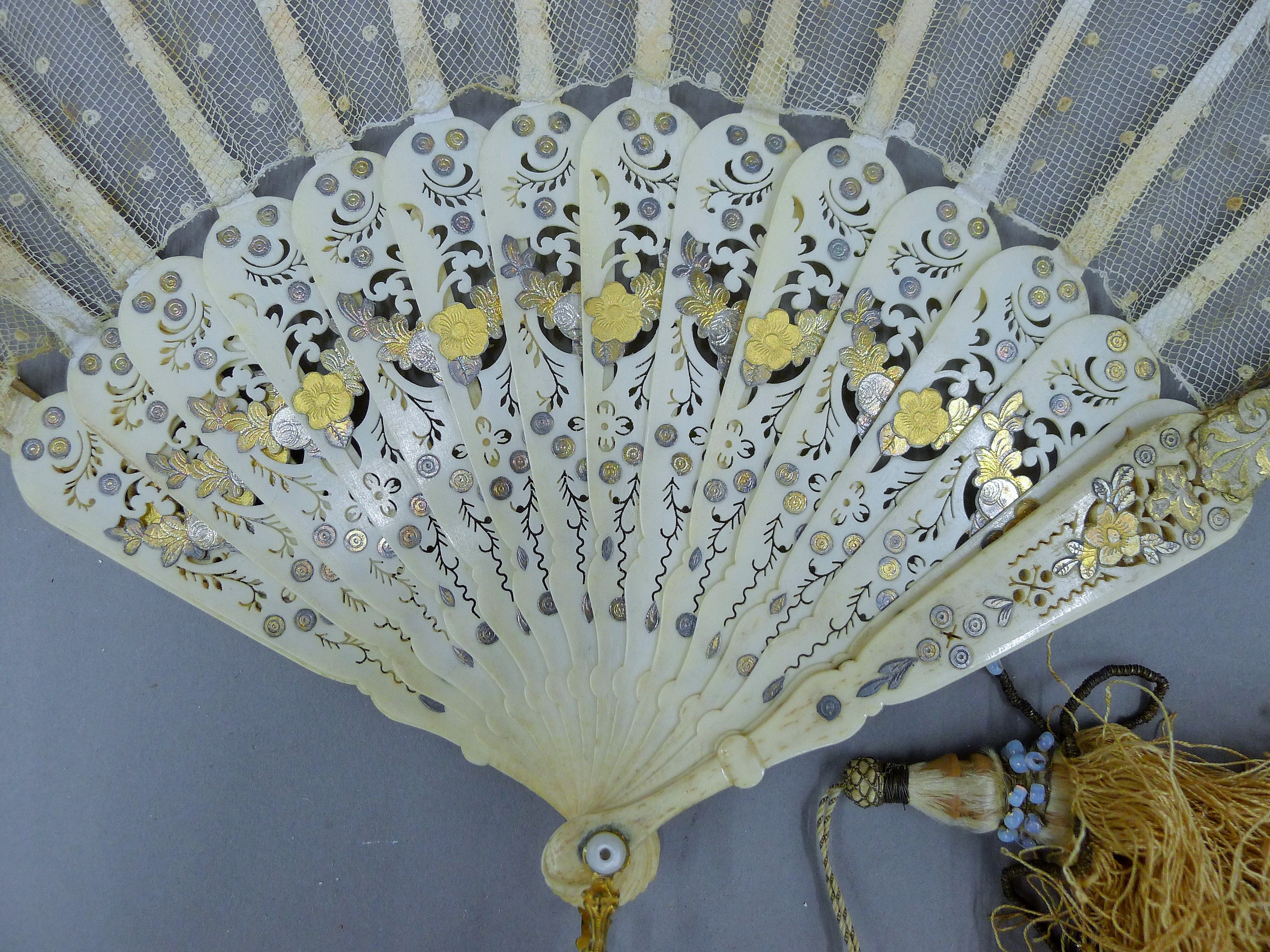 A quantity of vintage fans. The largest 34 cm long. - Image 9 of 11