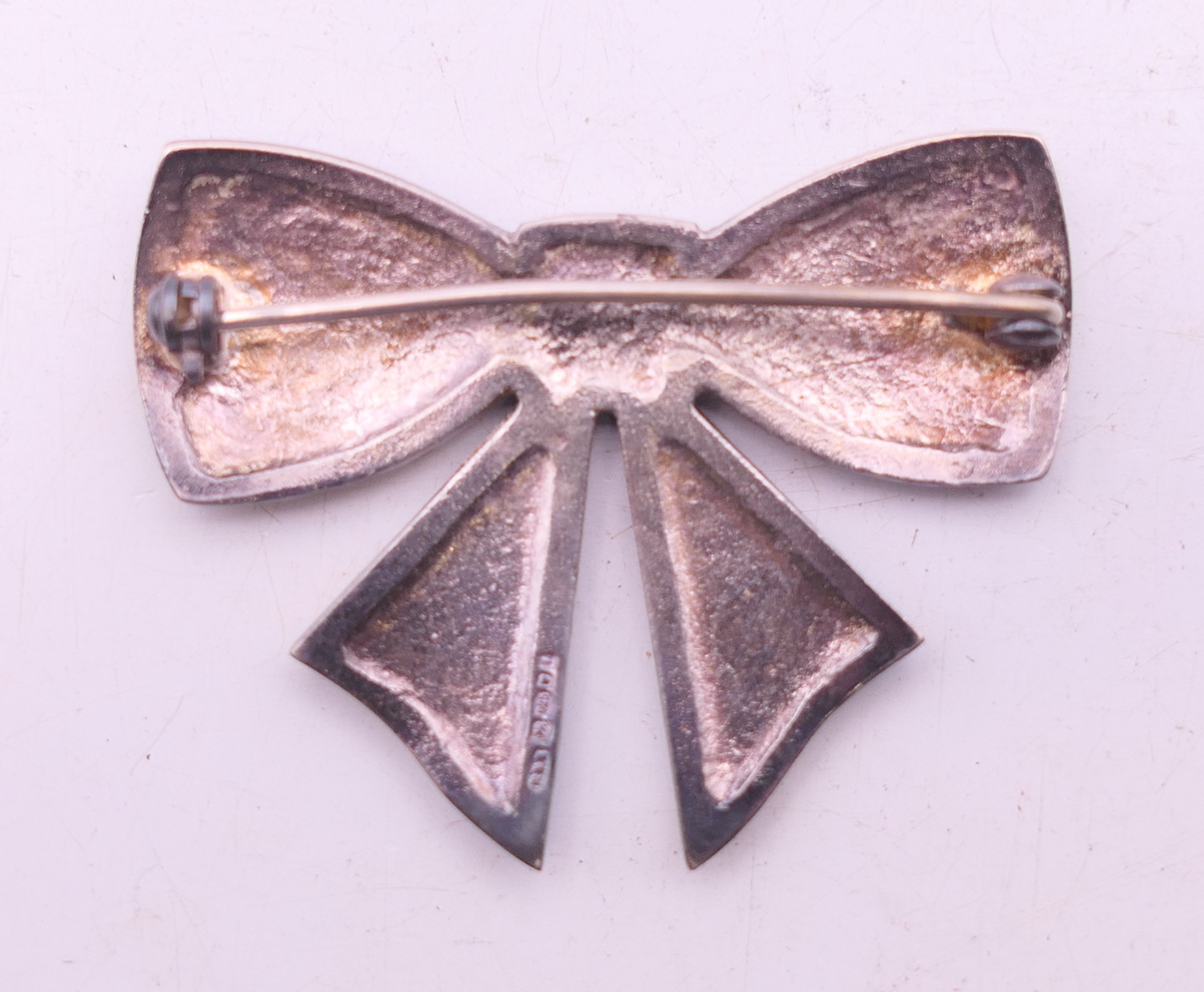 A quantity of various brooches. The largest 4.5 cm wide. - Image 5 of 13